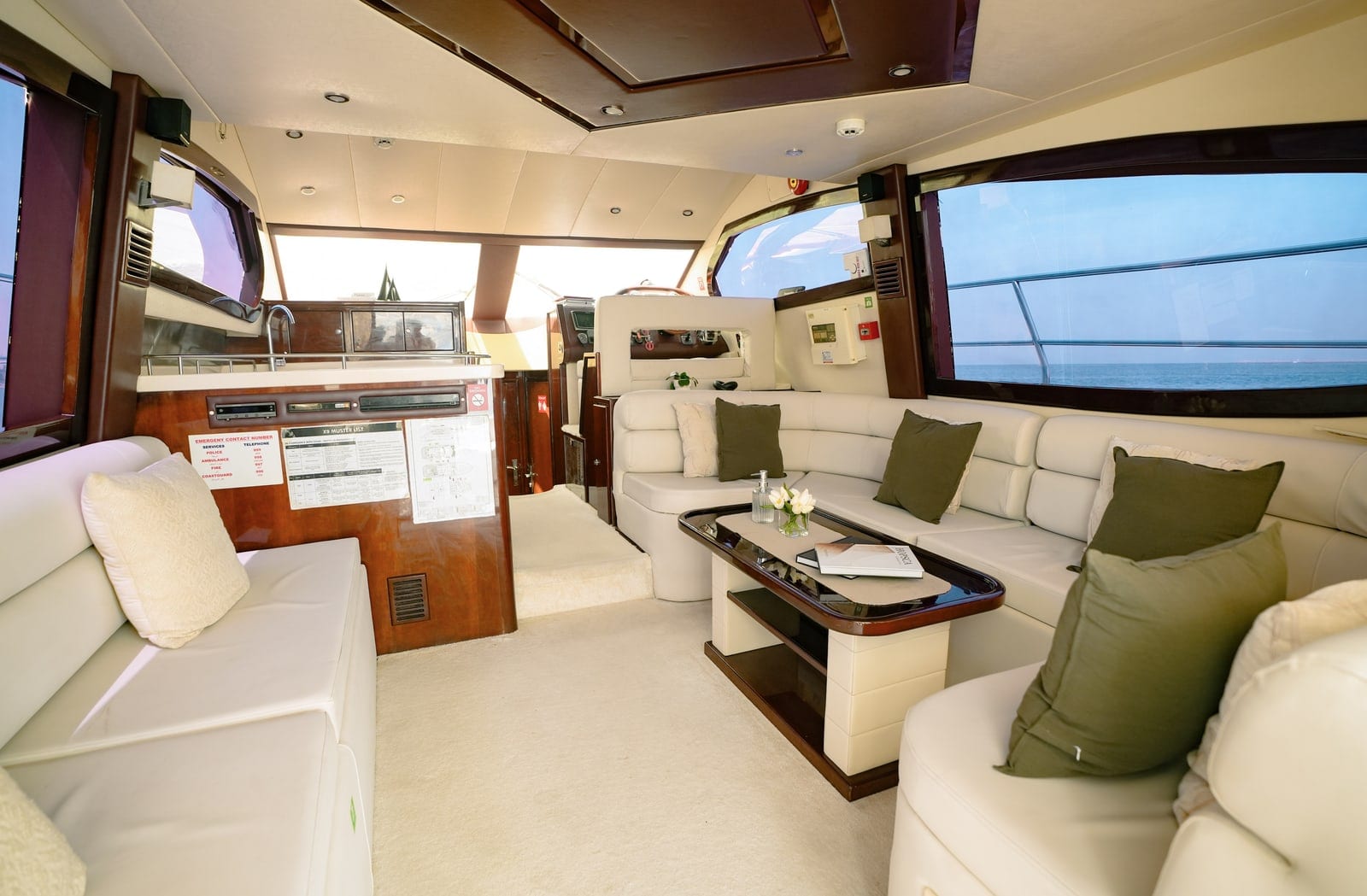 Magnum, 52 ft Yacht in Dubai — Hauptsalon