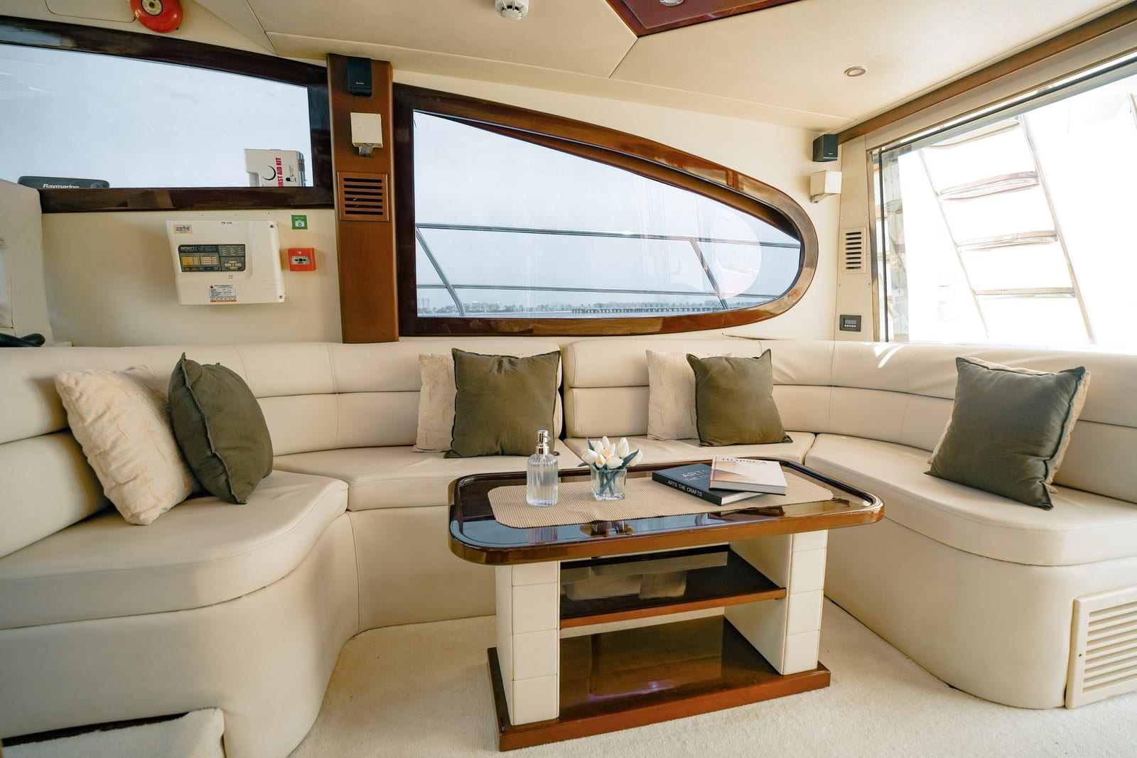 Magnum, 52 ft Yacht in Dubai — Hauptsalon