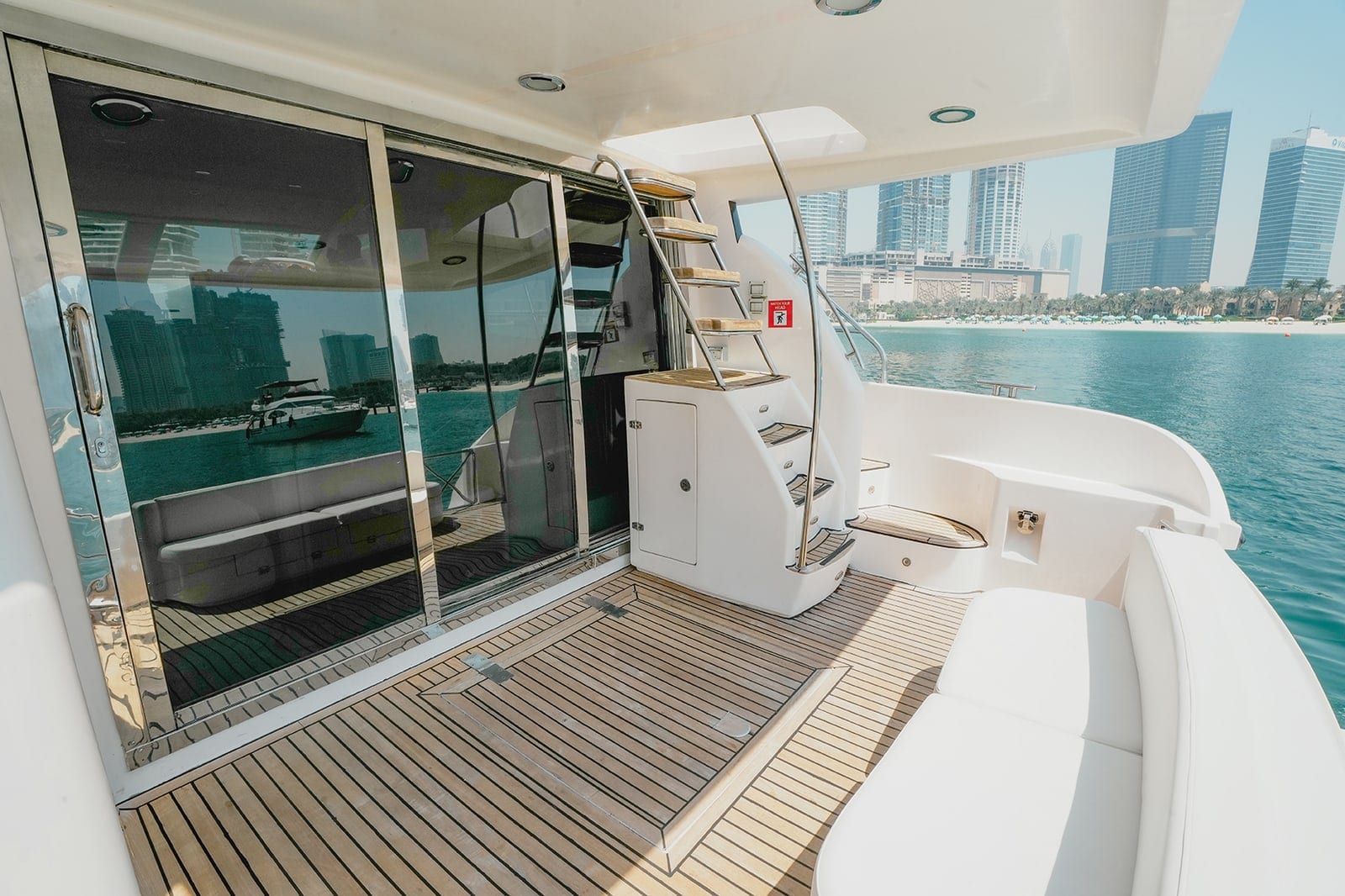 Daphne, 53 ft Yacht in Dubai — Achterdeck