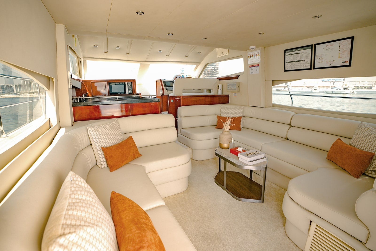 Daphne, 53 ft Yacht in Dubai — Hauptsalon