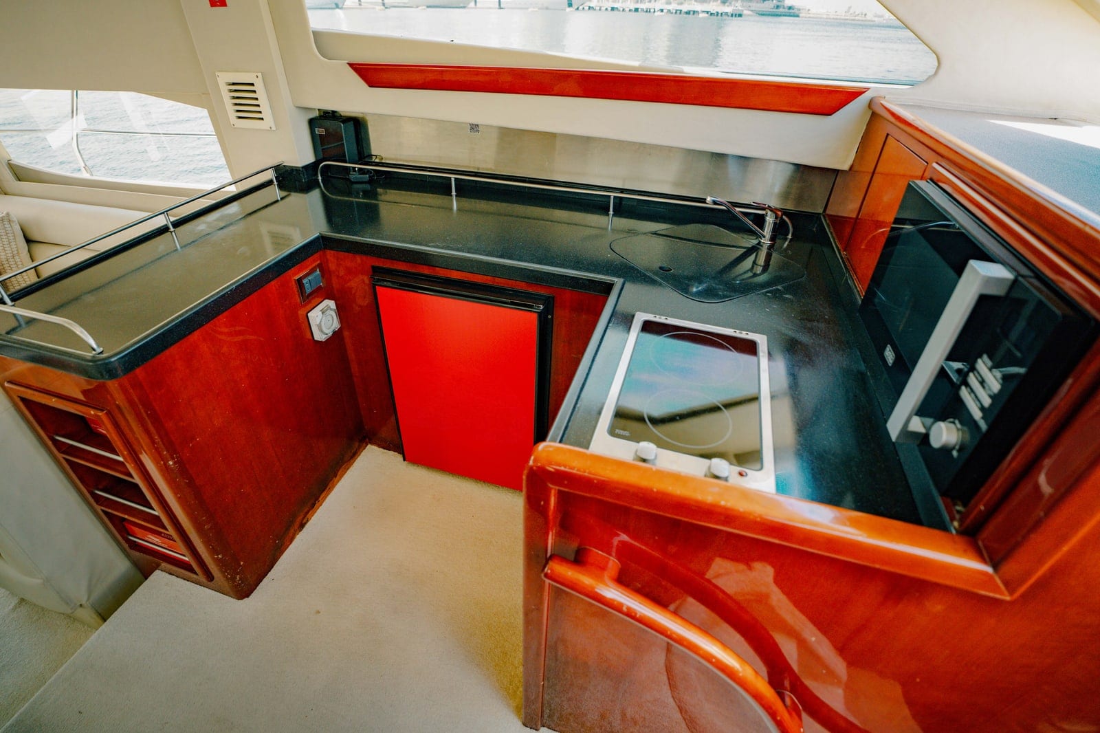 Daphne, 53 ft Yacht in Dubai — Kombüse