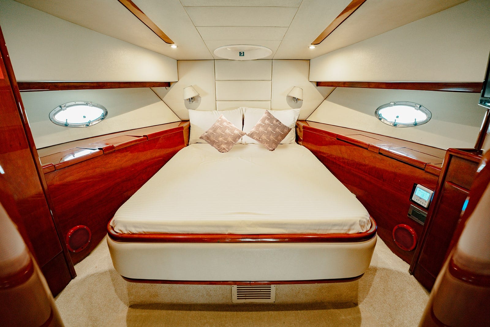 Daphne, 53 ft Yacht in Dubai — Eignerkabine