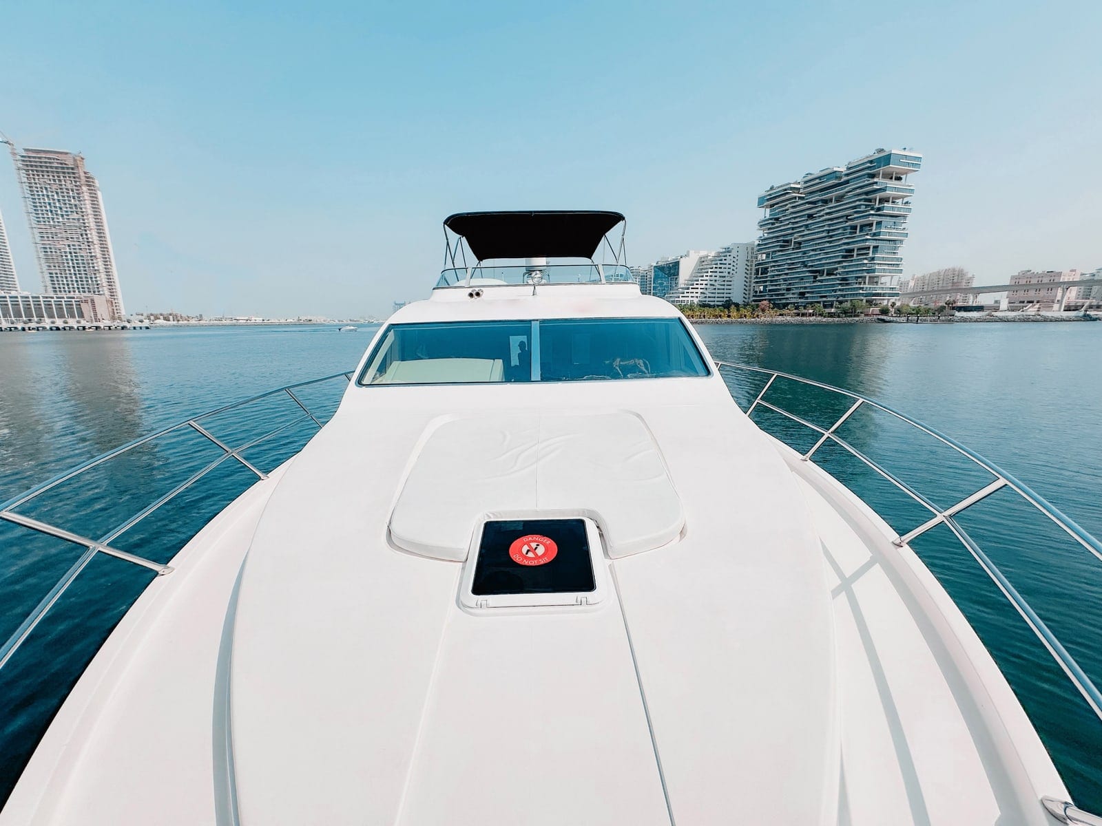 Iris, 62 ft Yacht in Dubai — Lounge am Bug