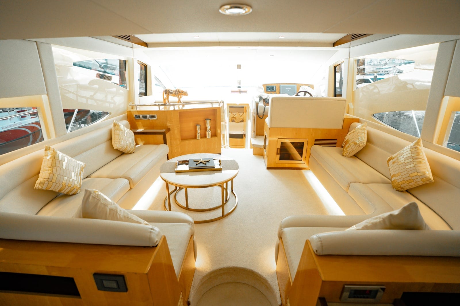 Iris, 62 ft Yacht in Dubai — Hauptsalon