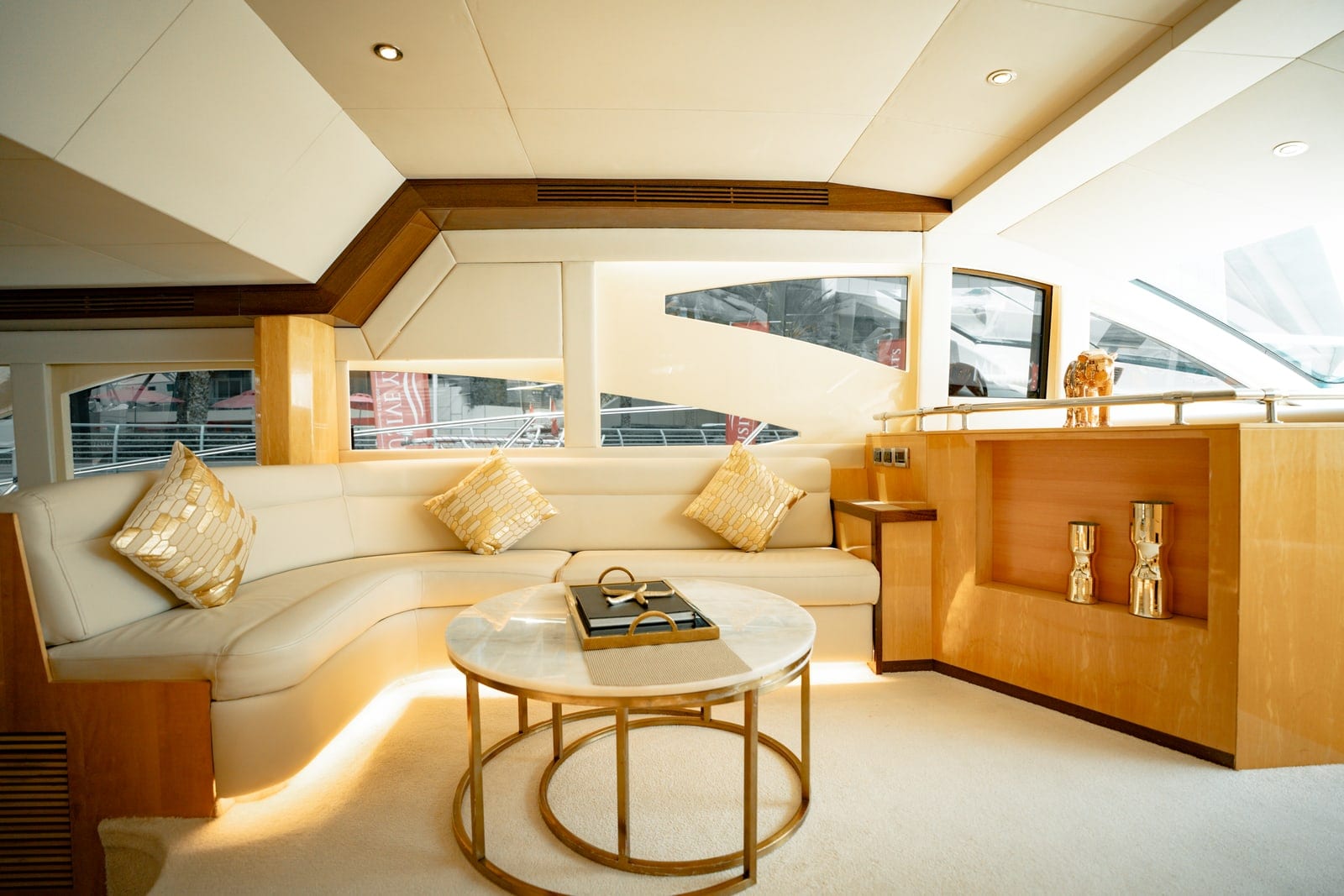 Iris, 62 ft Yacht in Dubai — Hauptsalon