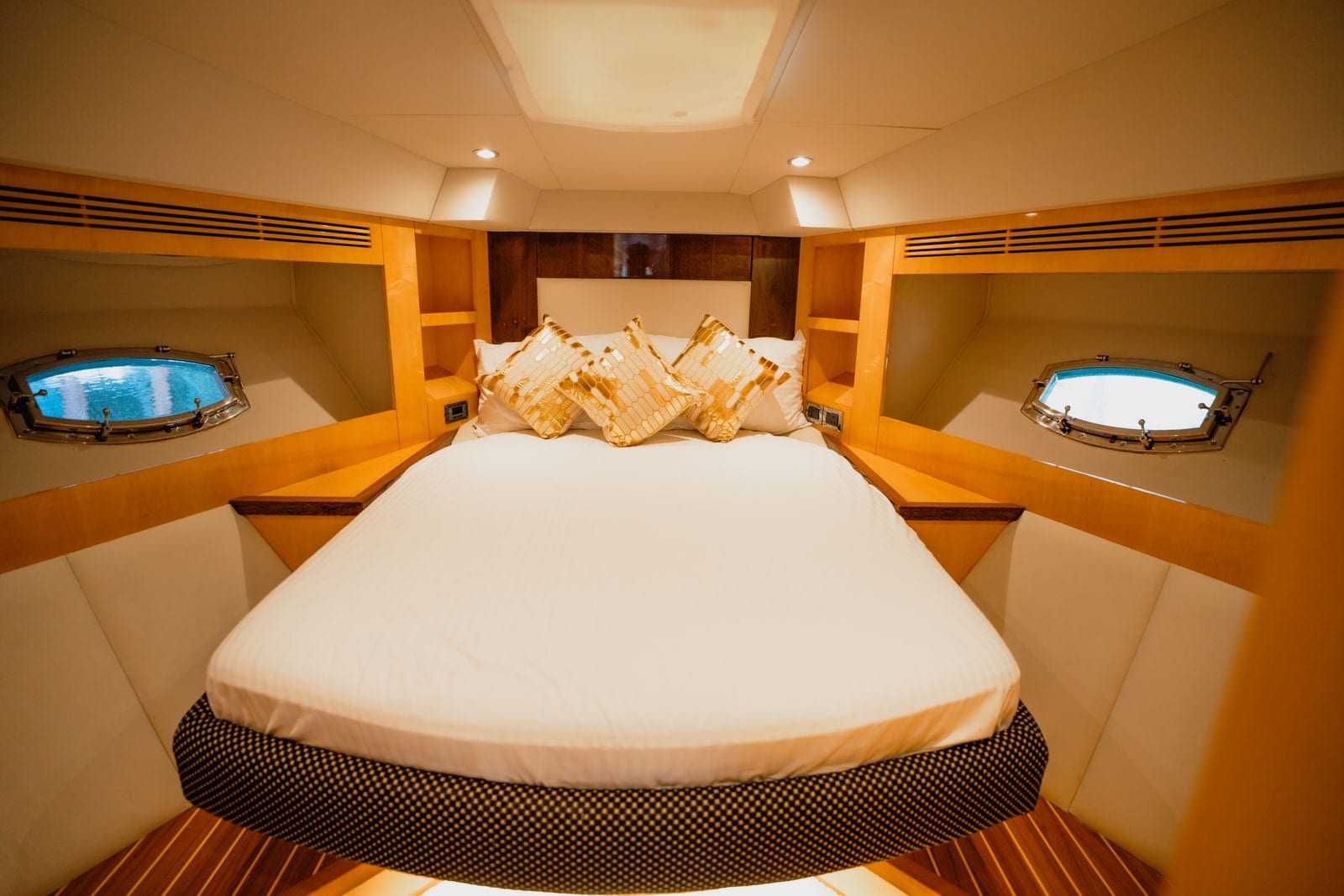 Iris, 62 ft Yacht in Dubai — Eignerkabine