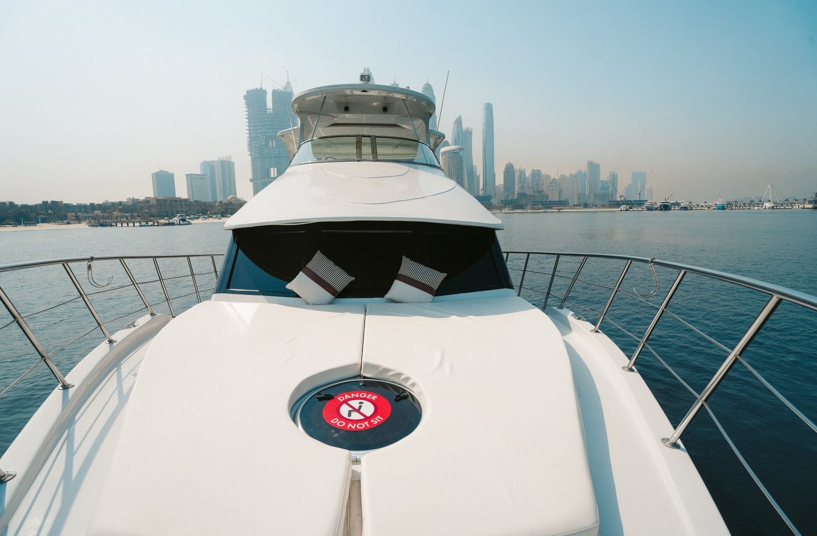Libra, 62 ft Yacht in Dubai — Lounge am Bug