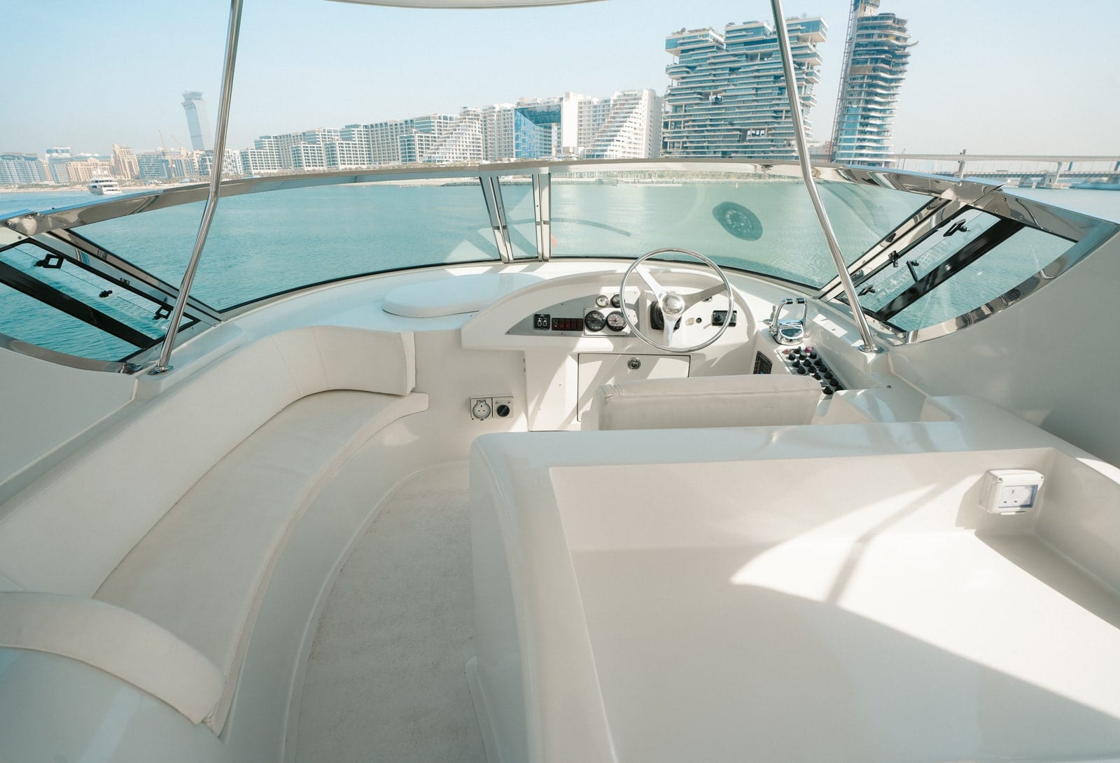 Libra, 62 ft Yacht in Dubai — Steuerstand