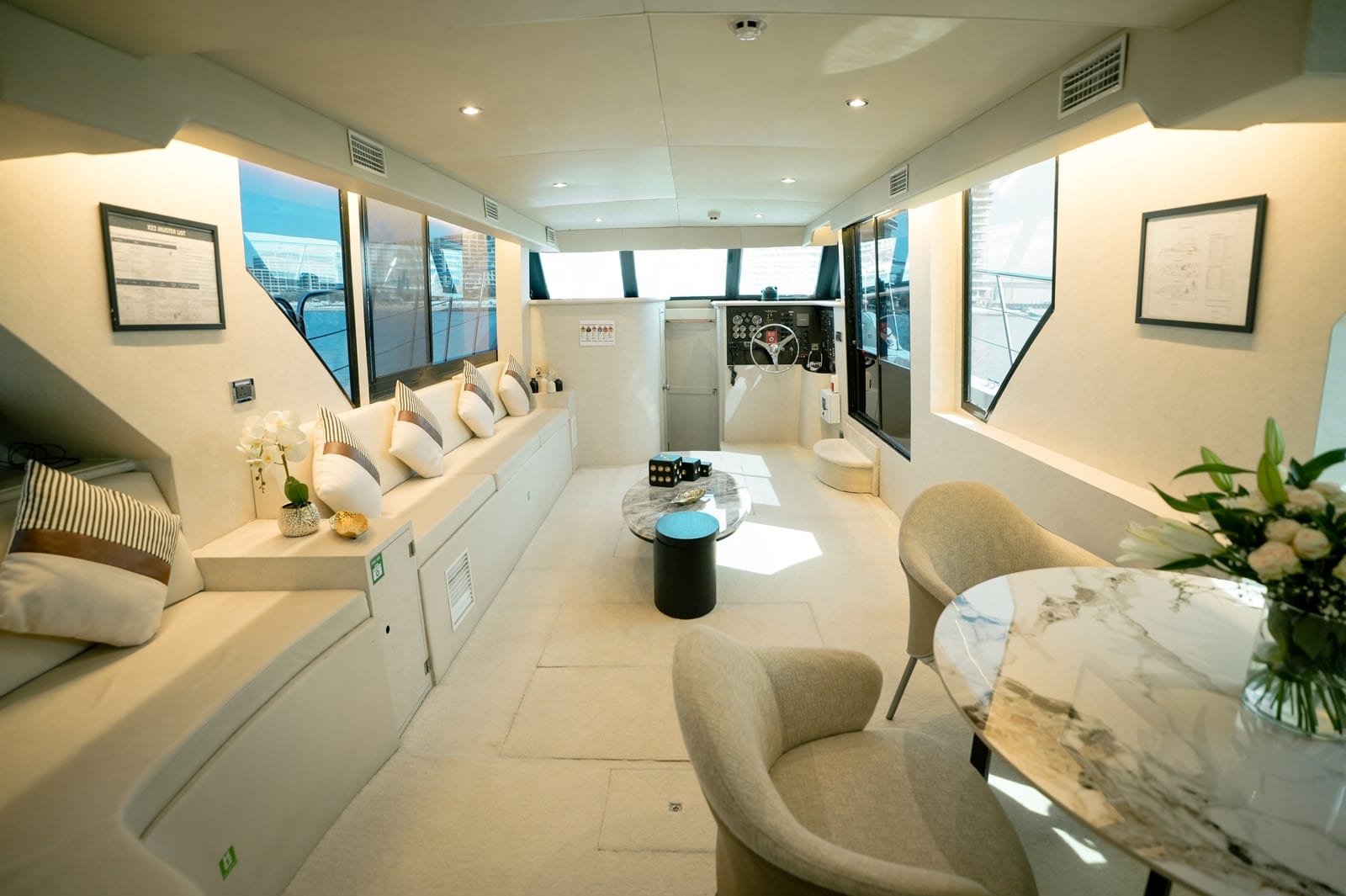 Libra, 62 ft Yacht in Dubai — Hauptsalon
