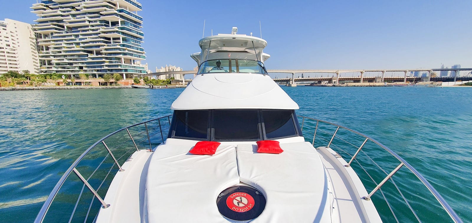 Pisces, 62 ft Yacht in Dubai — Lounge am Bug