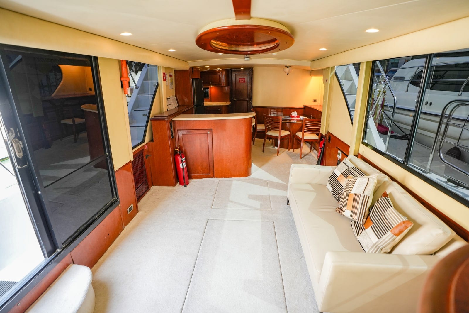 Pisces, 62 ft Yacht in Dubai — Hauptsalon