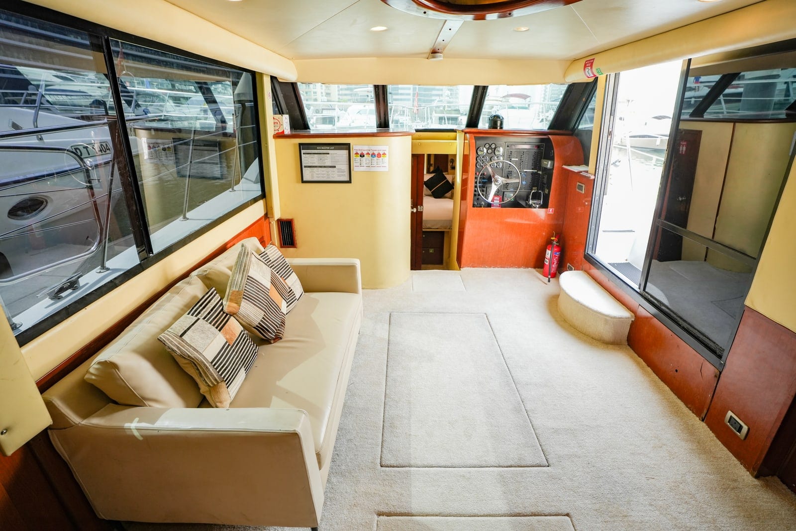 Pisces, 62 ft Yacht in Dubai — Steuerstand