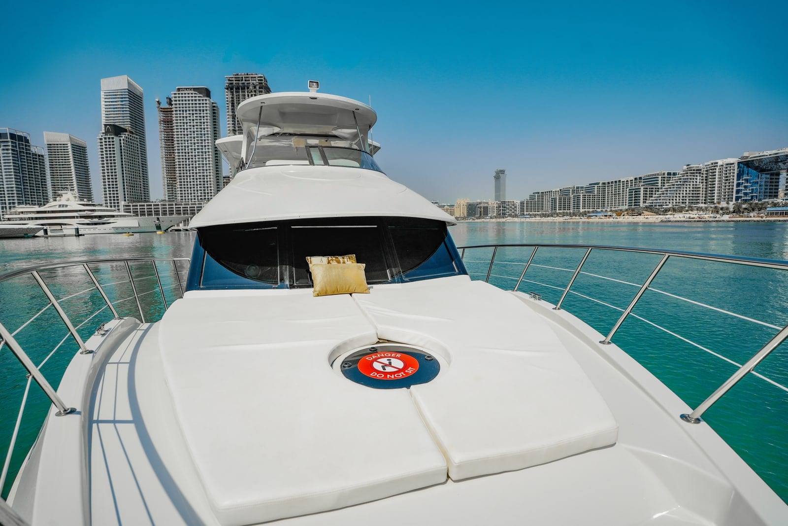 Aries, 64 ft Yacht in Dubai — Lounge am Bug