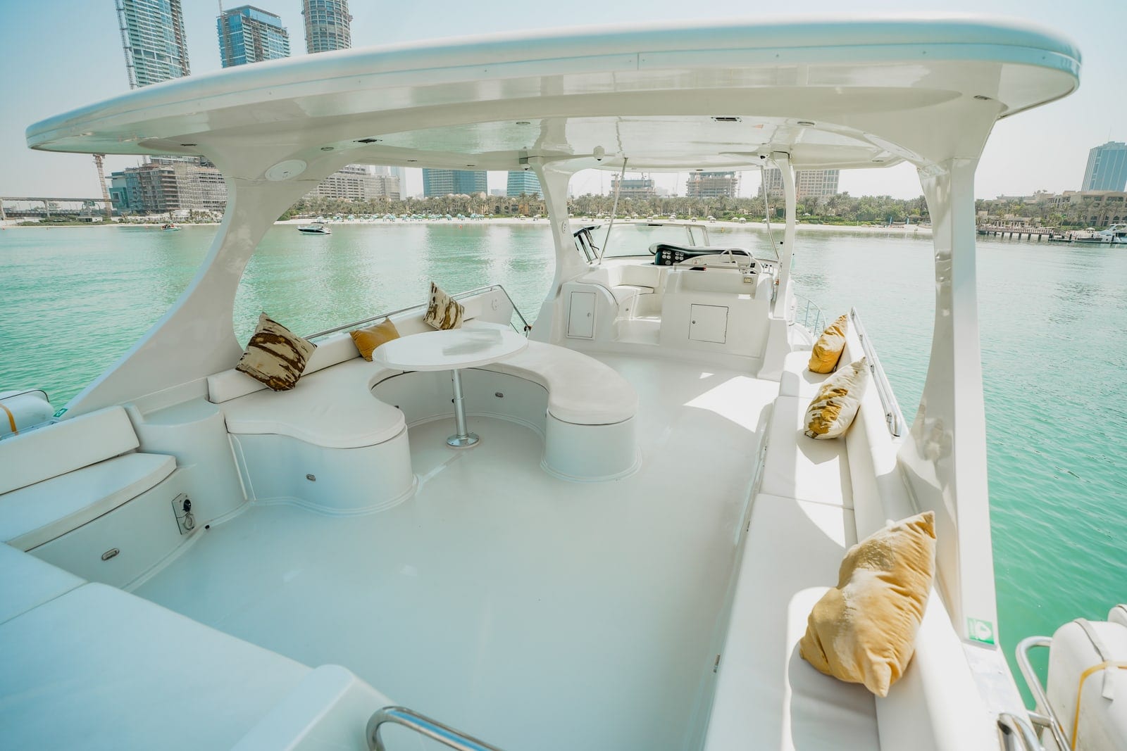 Aries, 64 ft Yacht in Dubai — Steuerstand