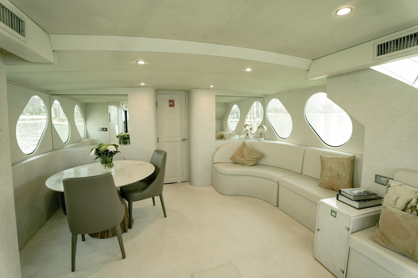 Aries, 64 ft Yacht in Dubai — Essbereich
