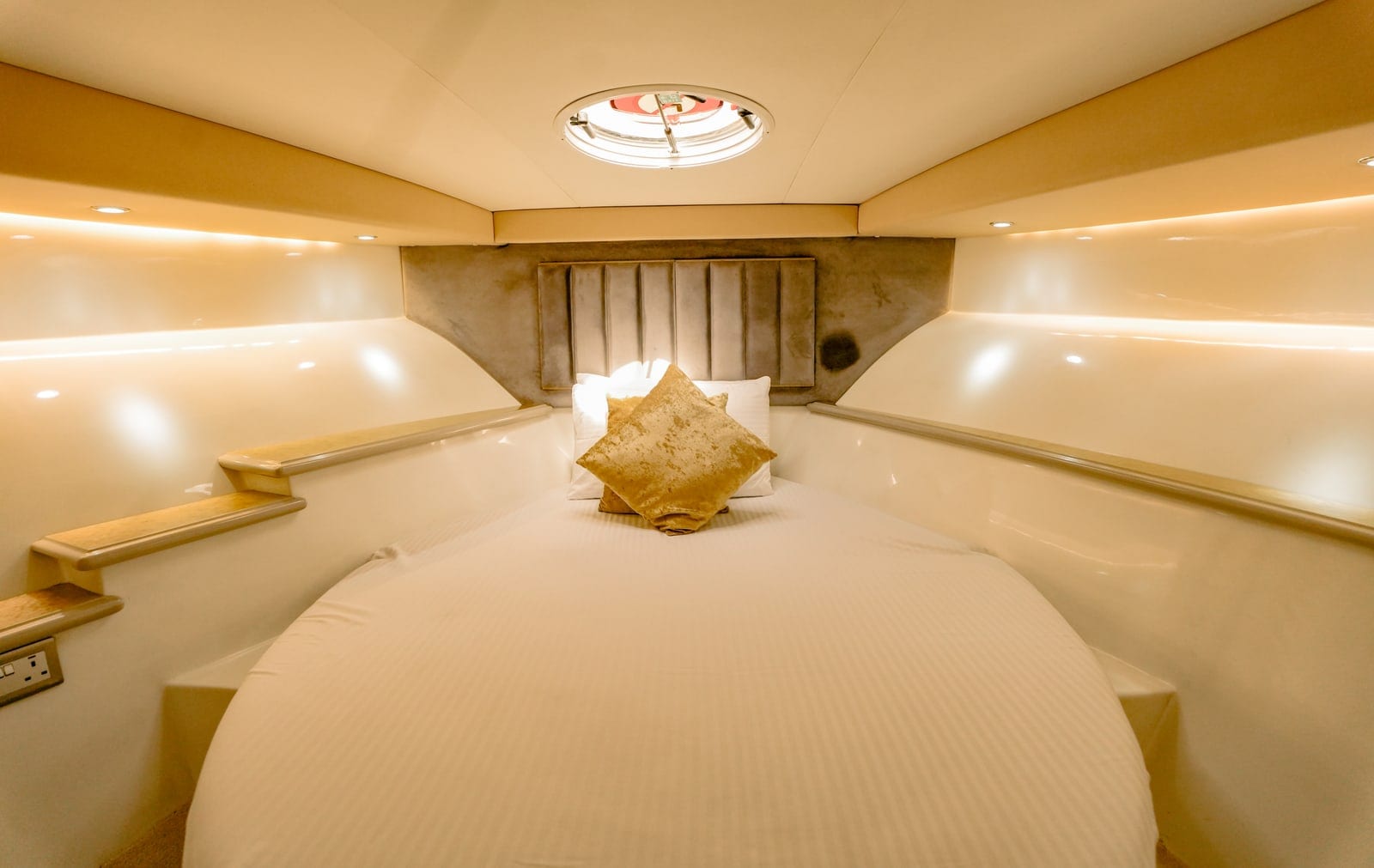 Aries, 64 ft Yacht in Dubai — Eignerkabine
