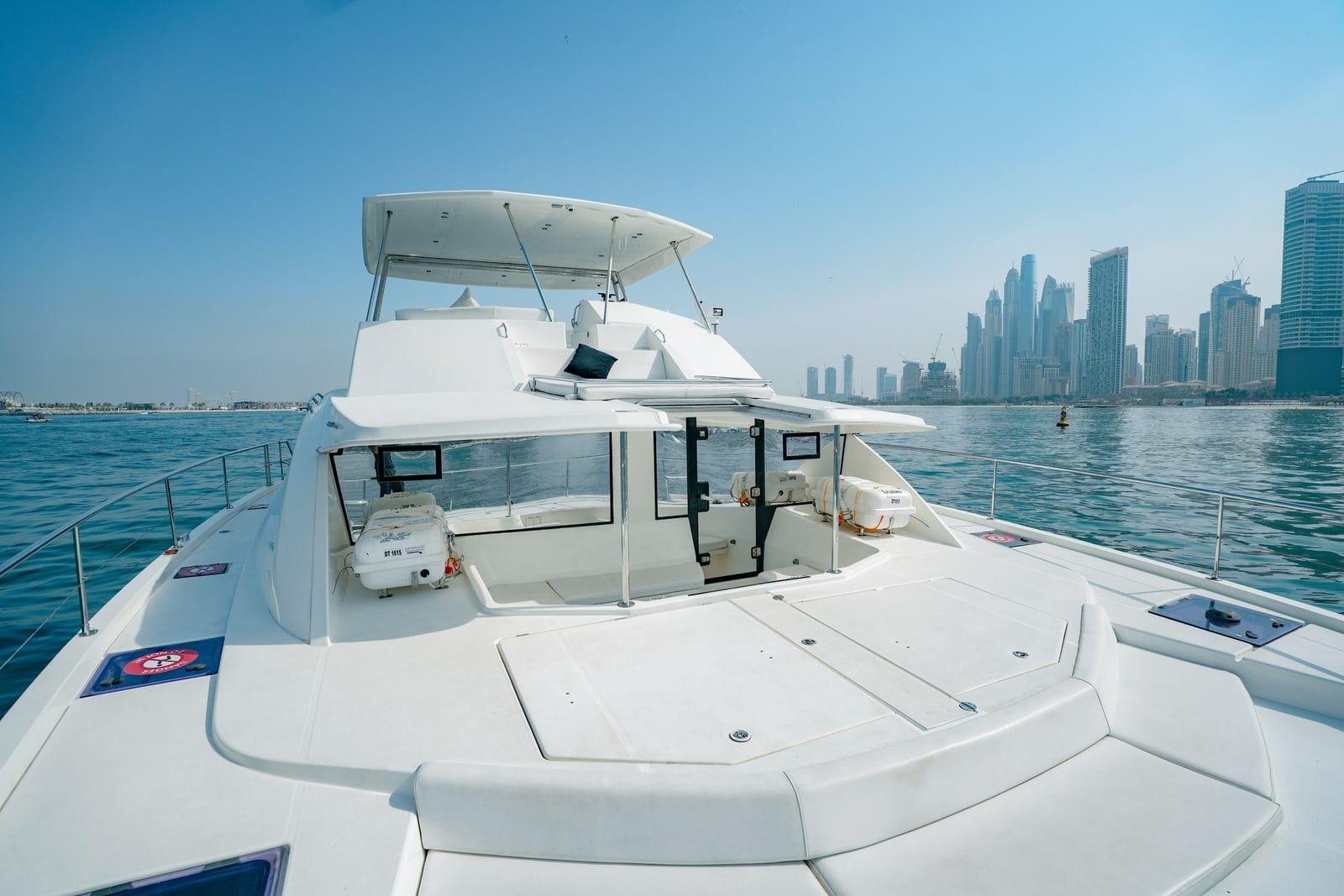 Leopard, 65 ft Yacht in Dubai — Lounge am Bug
