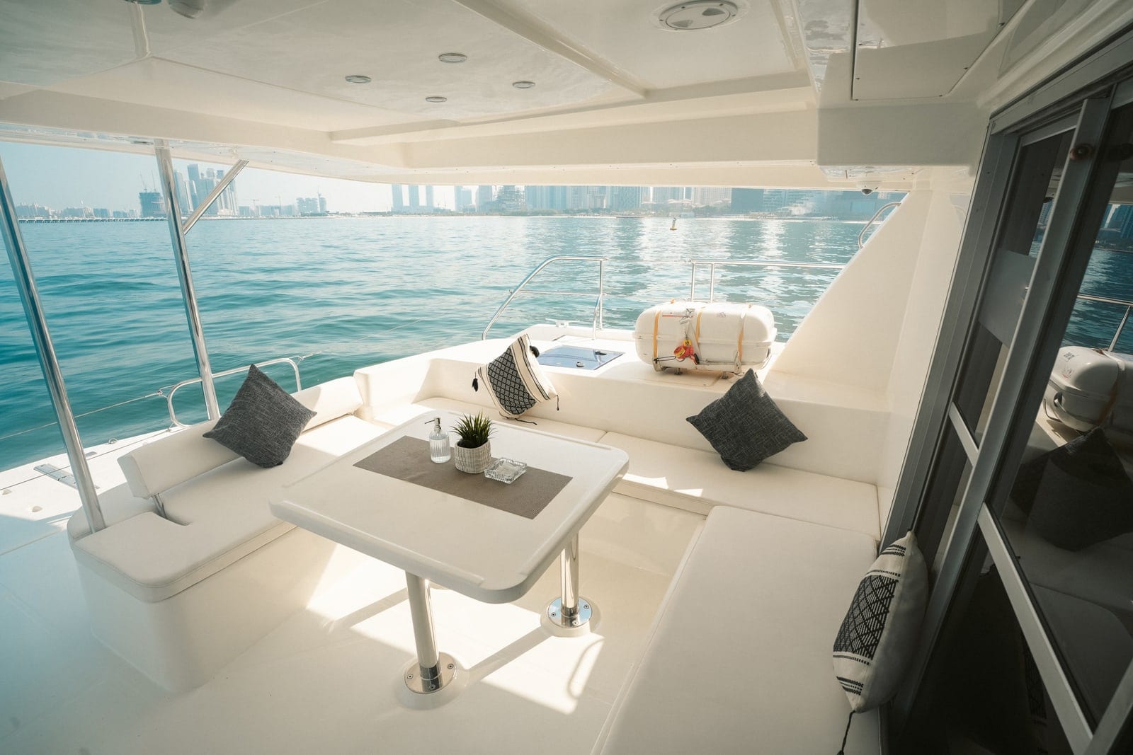 Leopard, 65 ft Yacht in Dubai — Achterdeck