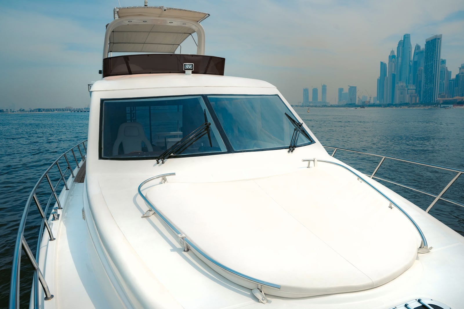 Altar, 70 ft Yacht in Dubai — Lounge am Bug