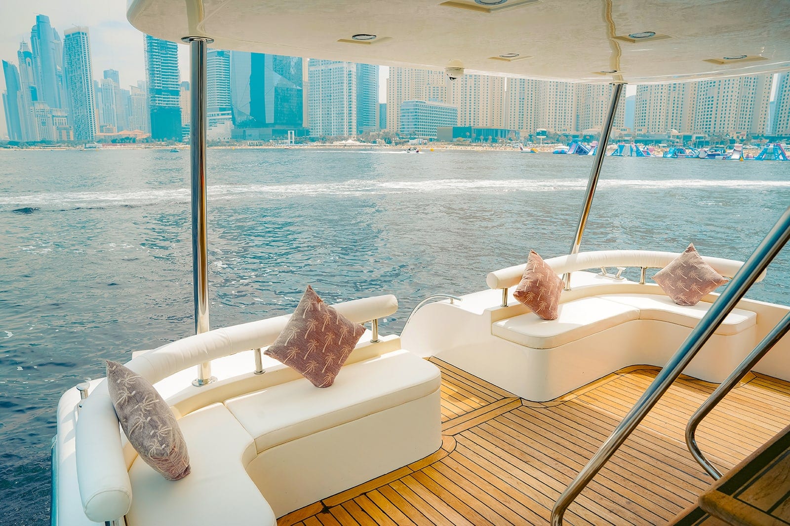 Altar, 70 ft Yacht in Dubai — Achterdeck