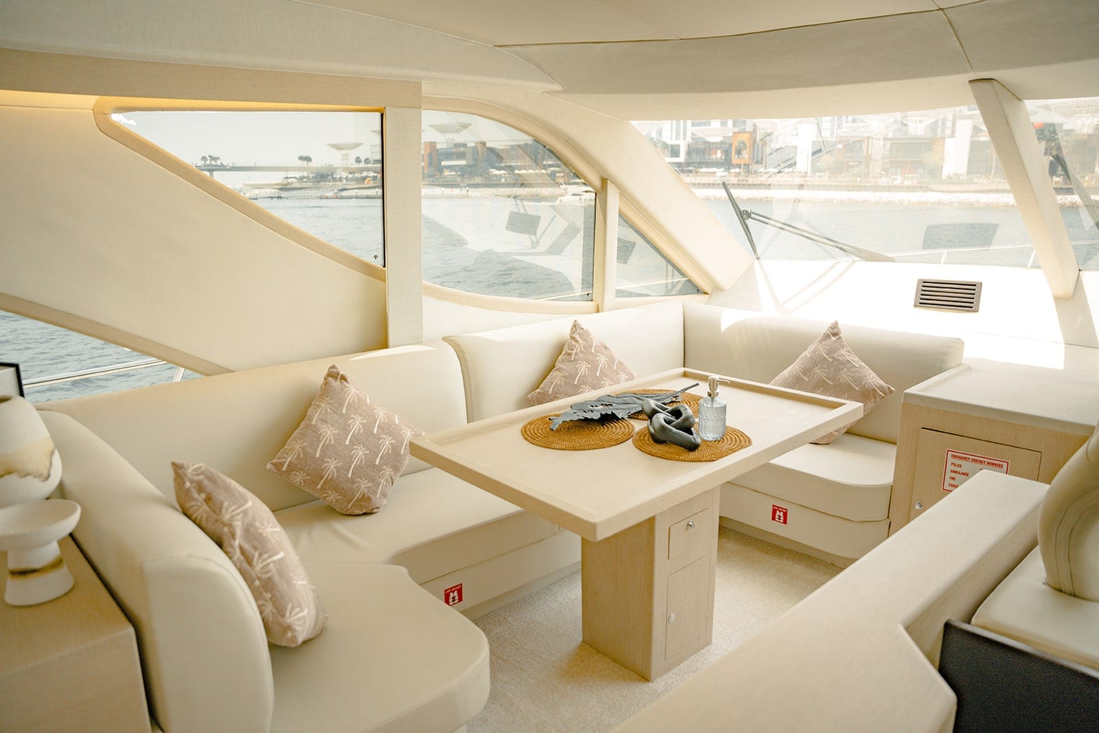Altar, 70 ft Yacht in Dubai — Essbereich