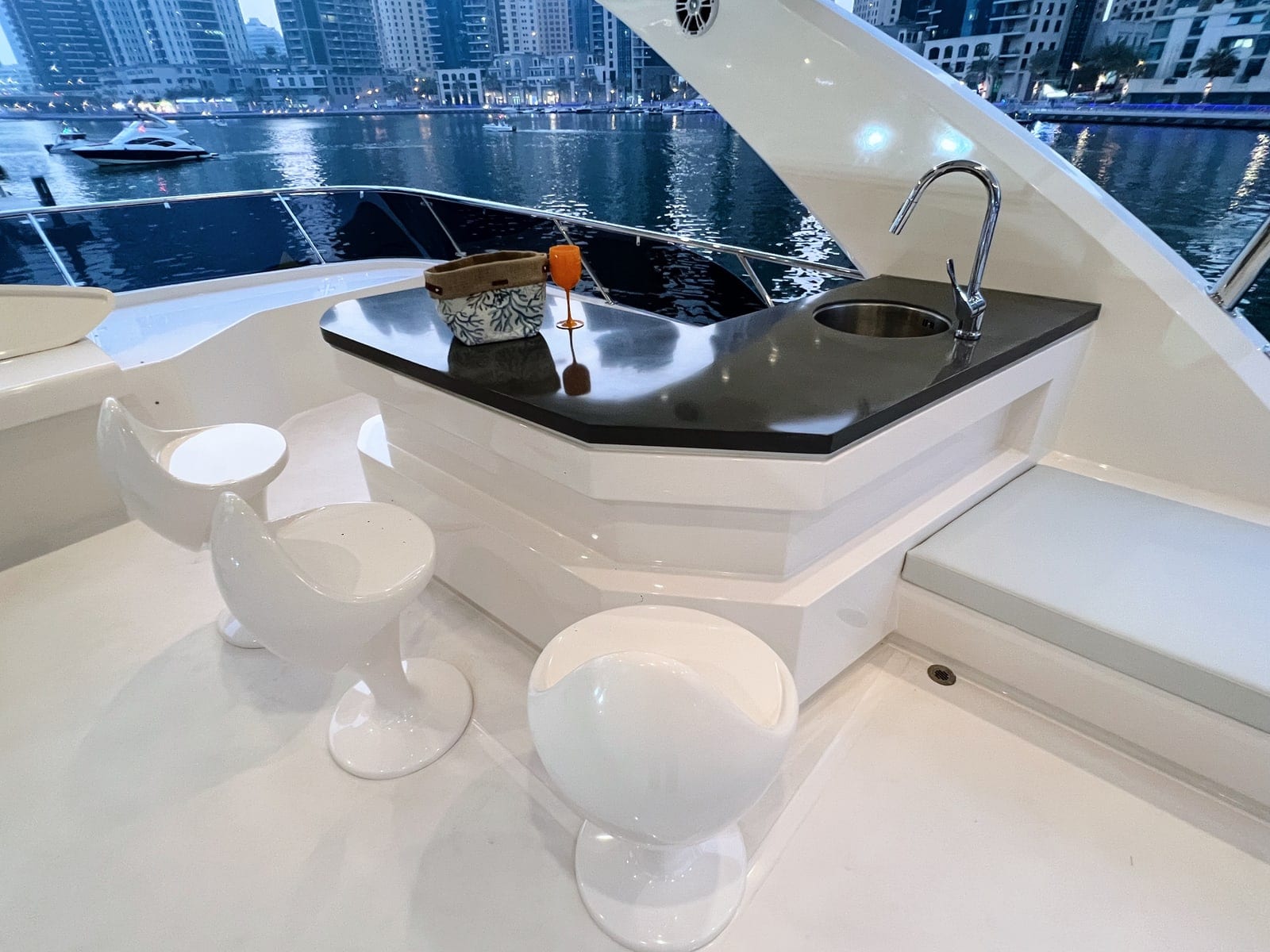Vio, 75 ft Yacht in Dubai — Flybridge