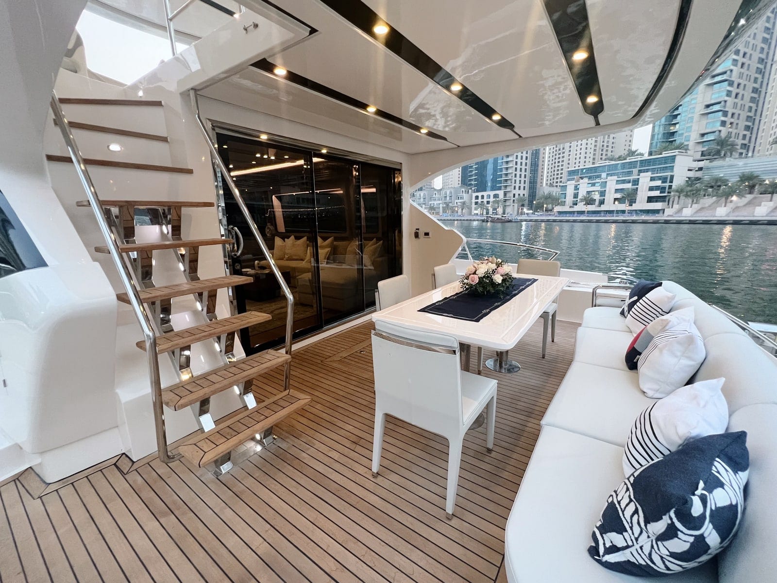 Vio, 75 ft Yacht in Dubai — Achterdeck