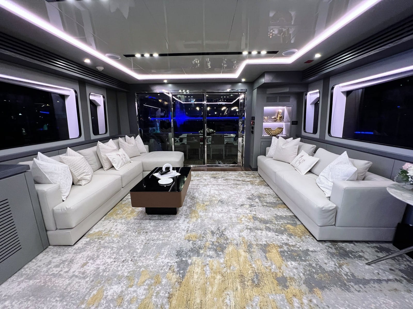 Vio, 75 ft Yacht in Dubai — Hauptsalon