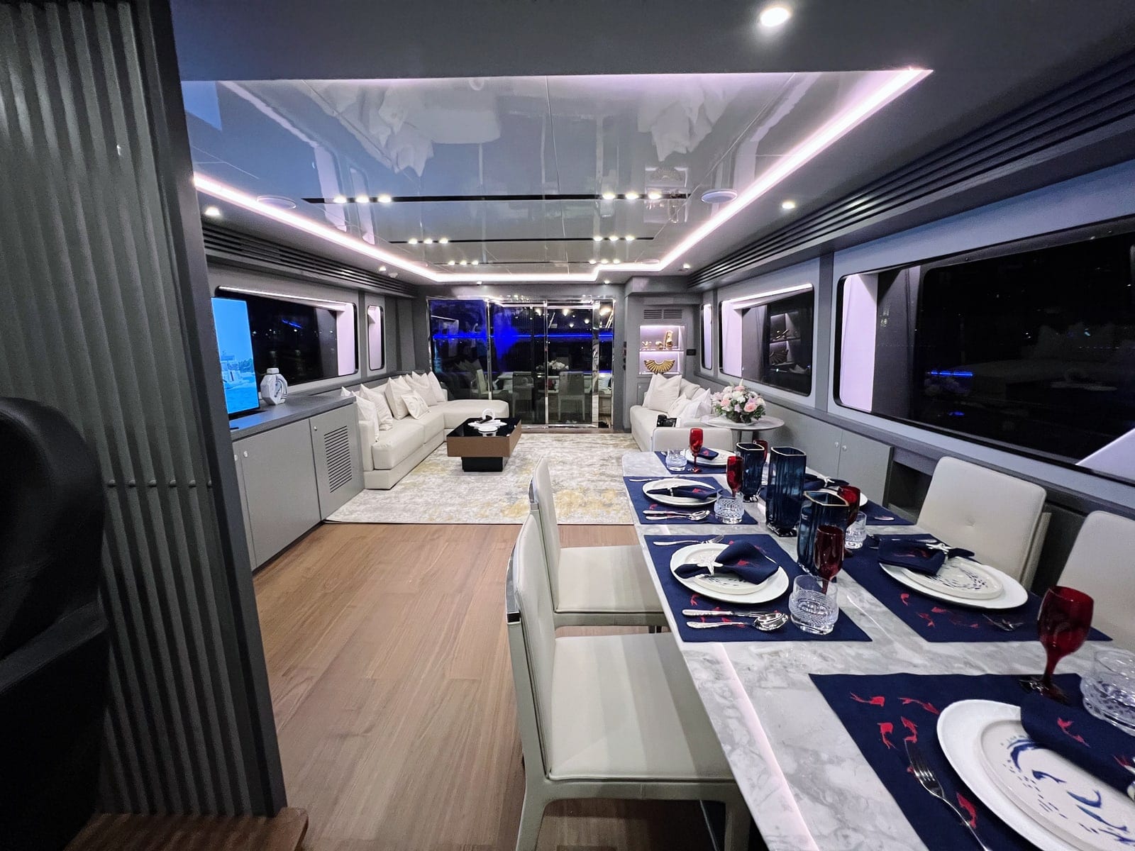 Vio, 75 ft Yacht in Dubai — Essbereich