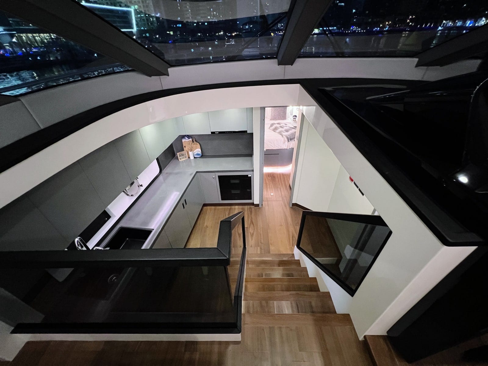Vio, 75 ft Yacht in Dubai — Kombüse