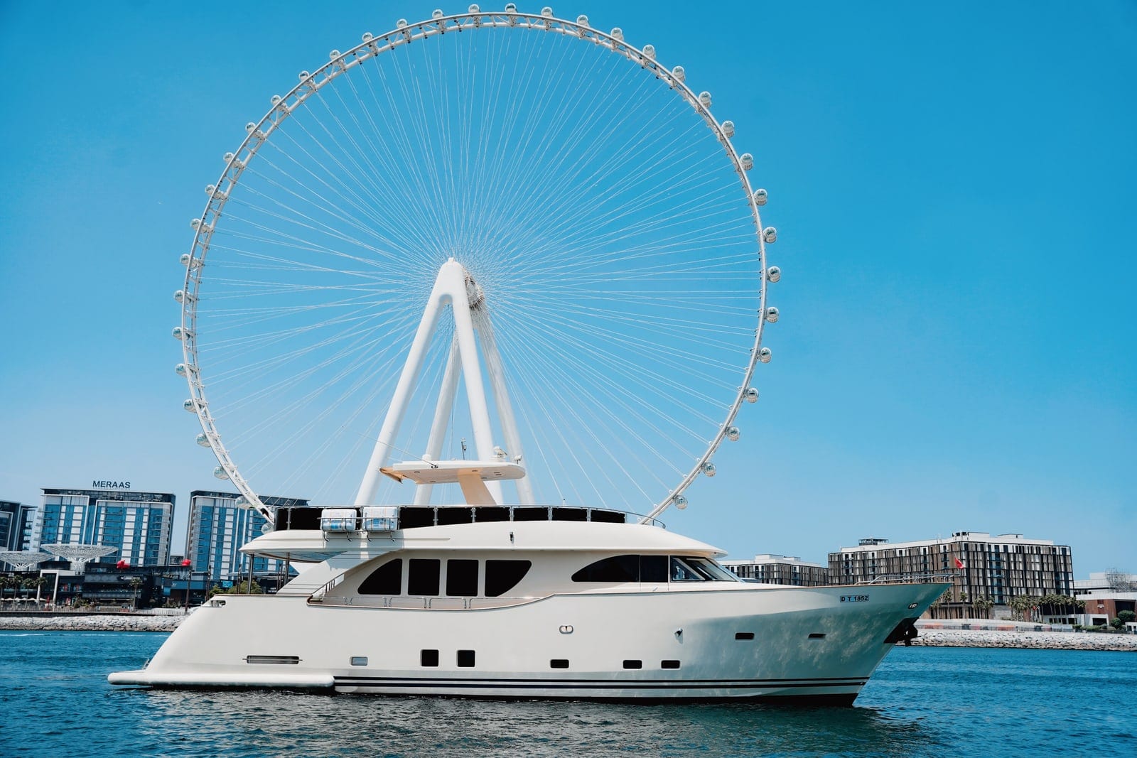 Freedom, 80 ft Yacht in Dubai — auf dem Wasser