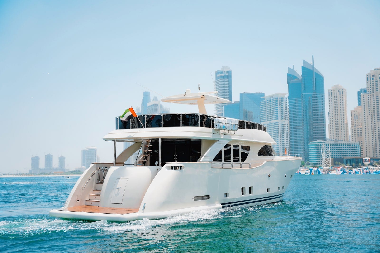 Freedom, 80 ft Yacht in Dubai — auf dem Wasser