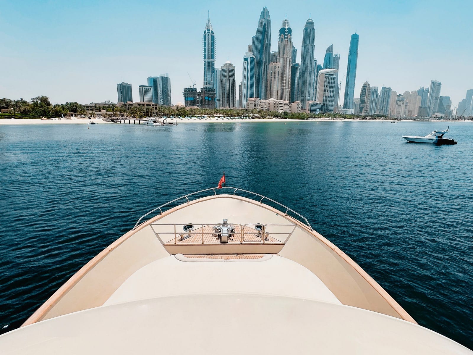 Freedom, 80 ft Yacht in Dubai — Skyline-Blick vom Deck