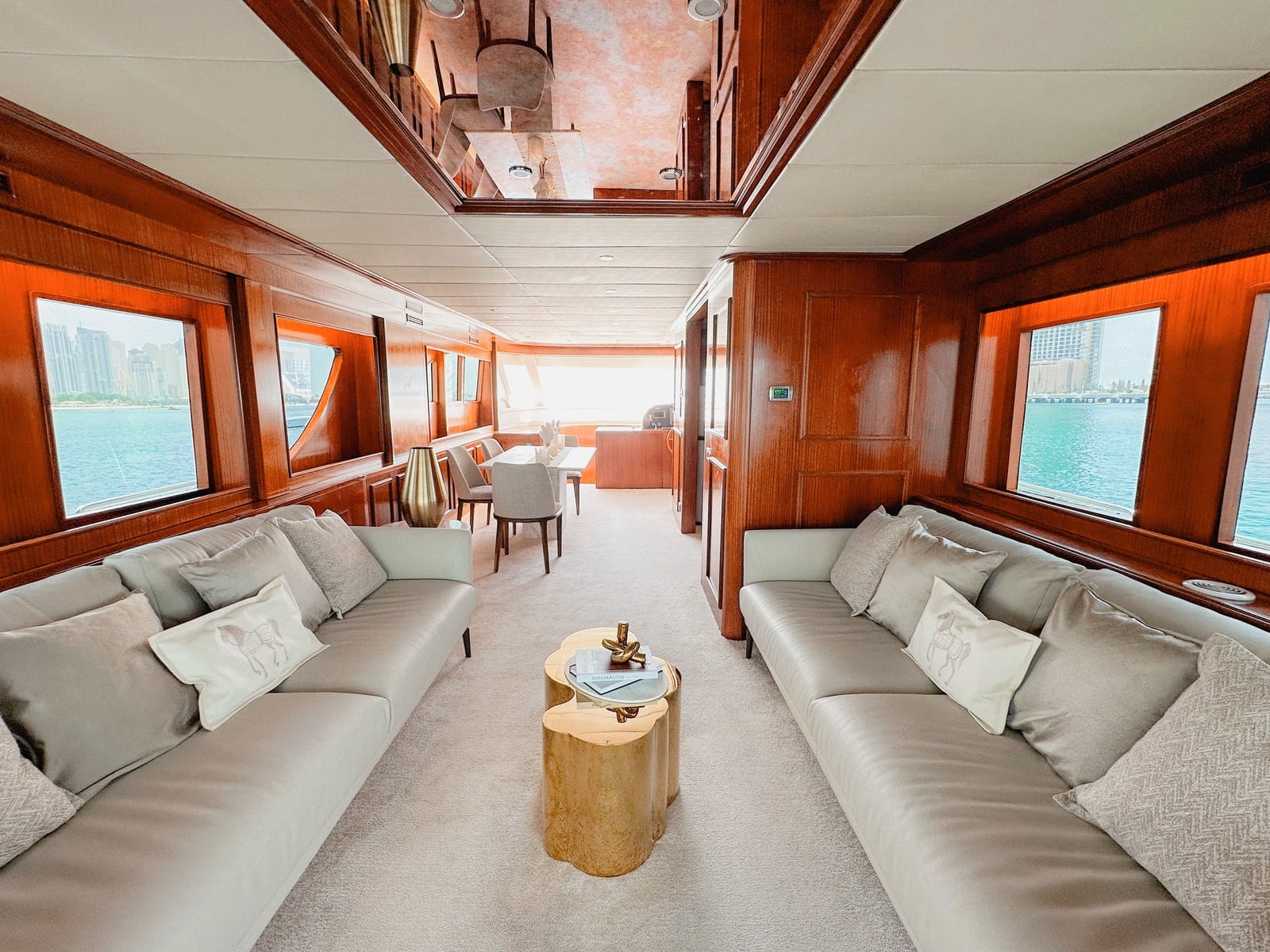 Freedom, 80 ft Yacht in Dubai — Hauptsalon