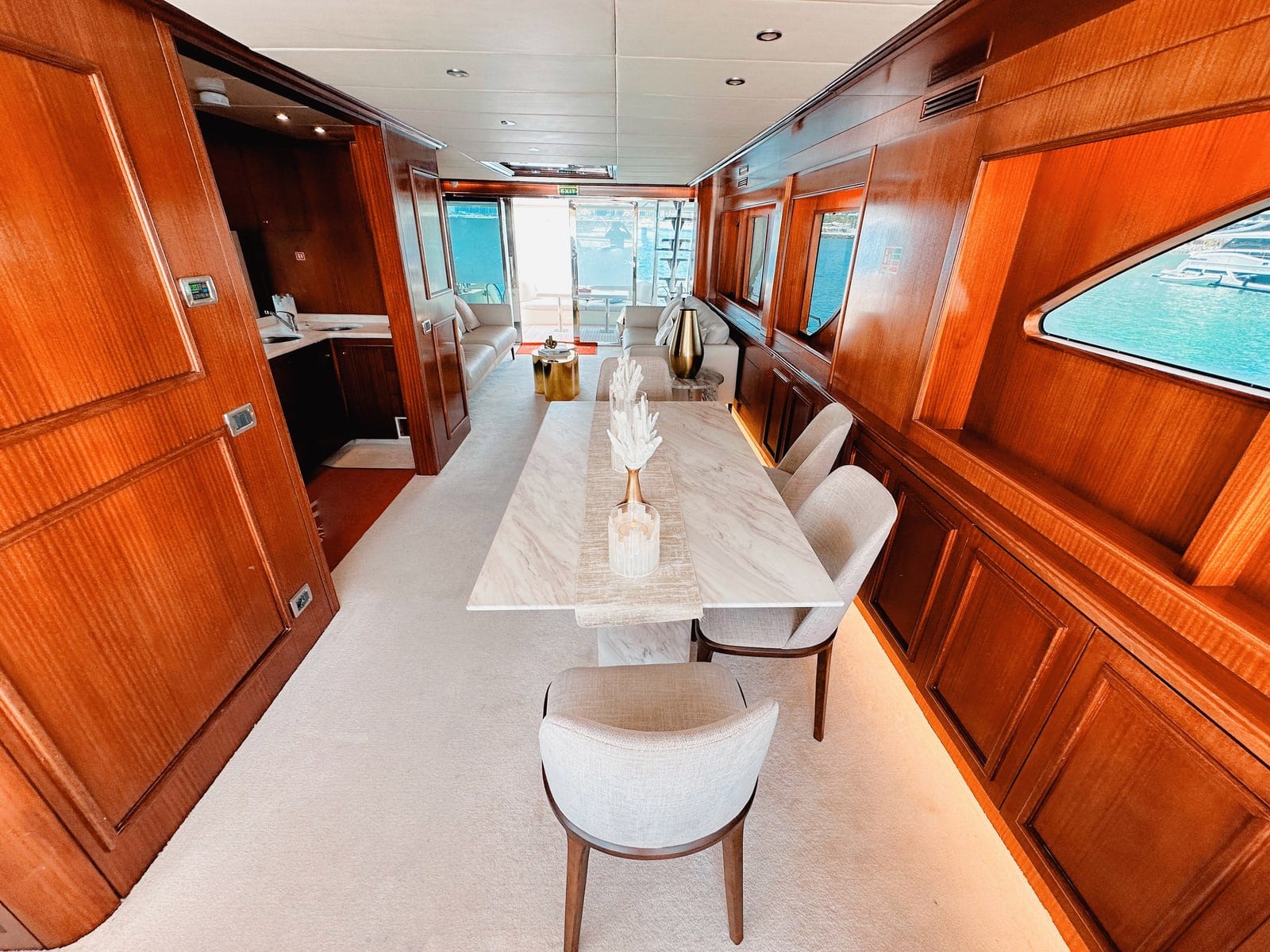 Freedom, 80 ft Yacht in Dubai — Essbereich