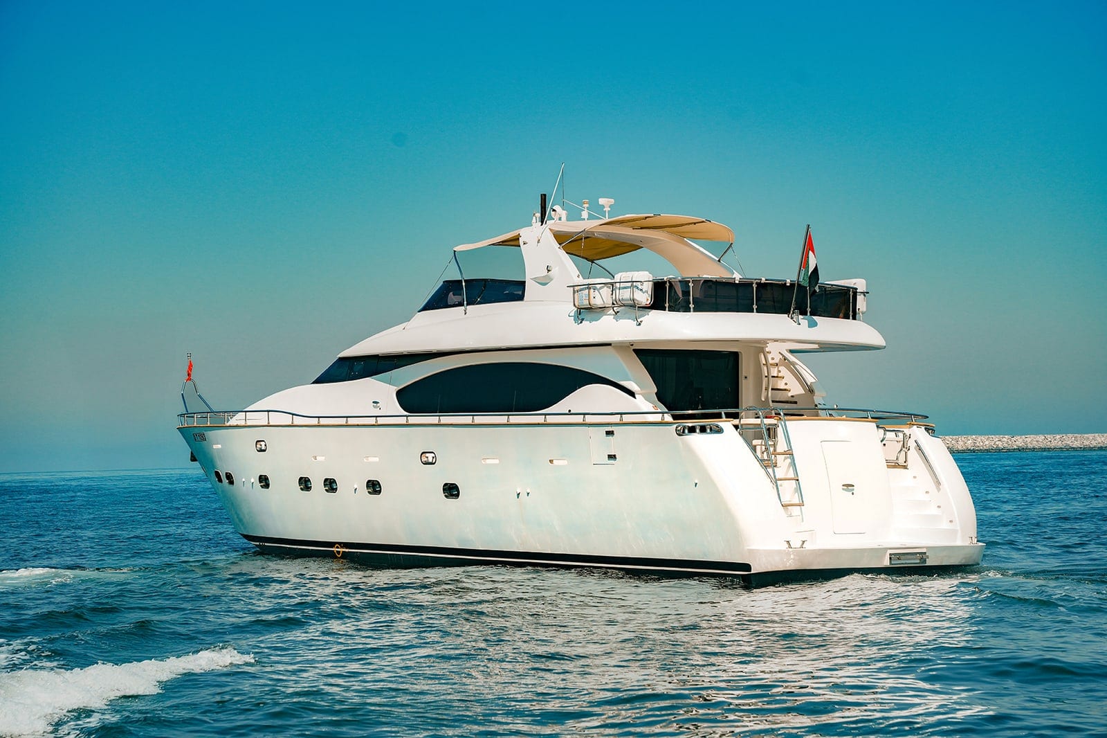 Elara, yate de 82 ft en Dubái — en el agua