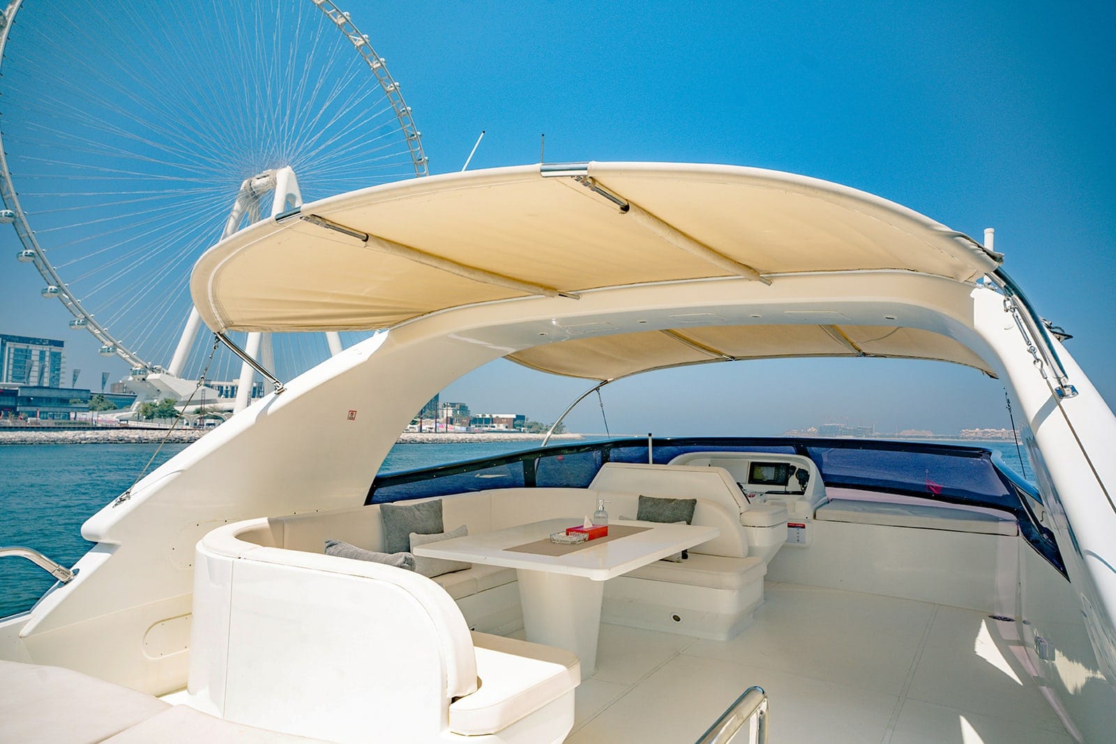 Elara, yate de 82 ft en Dubái — flybridge
