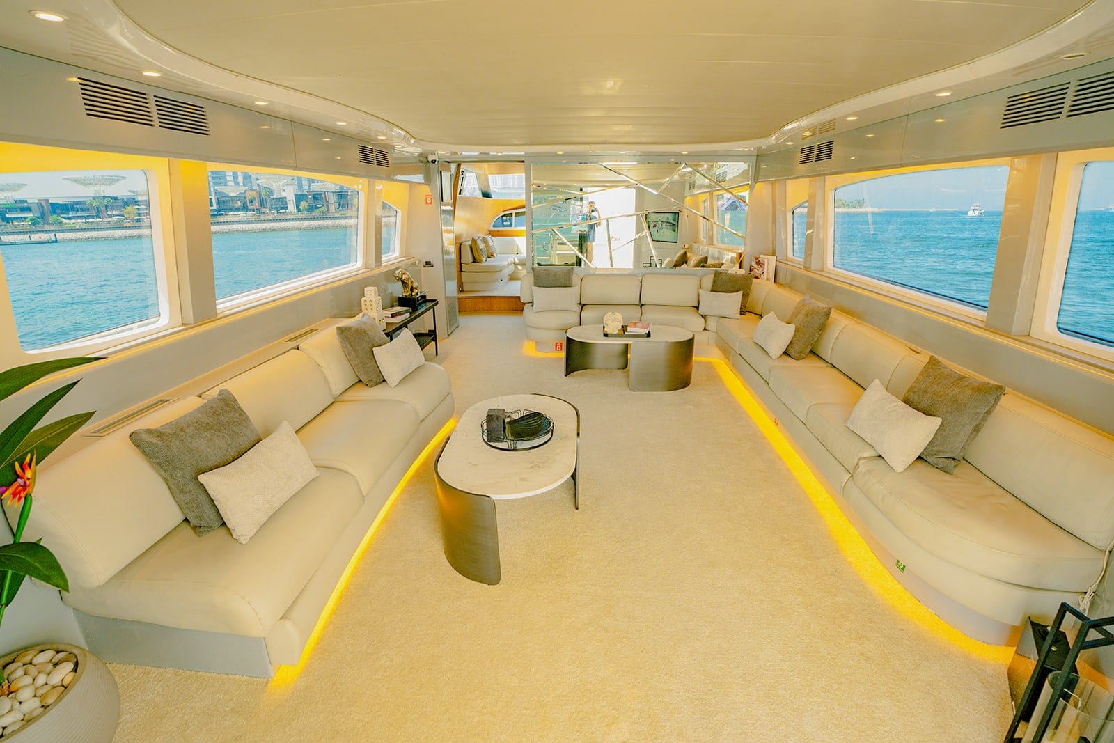 Elara, yate de 82 ft en Dubái — salón principal
