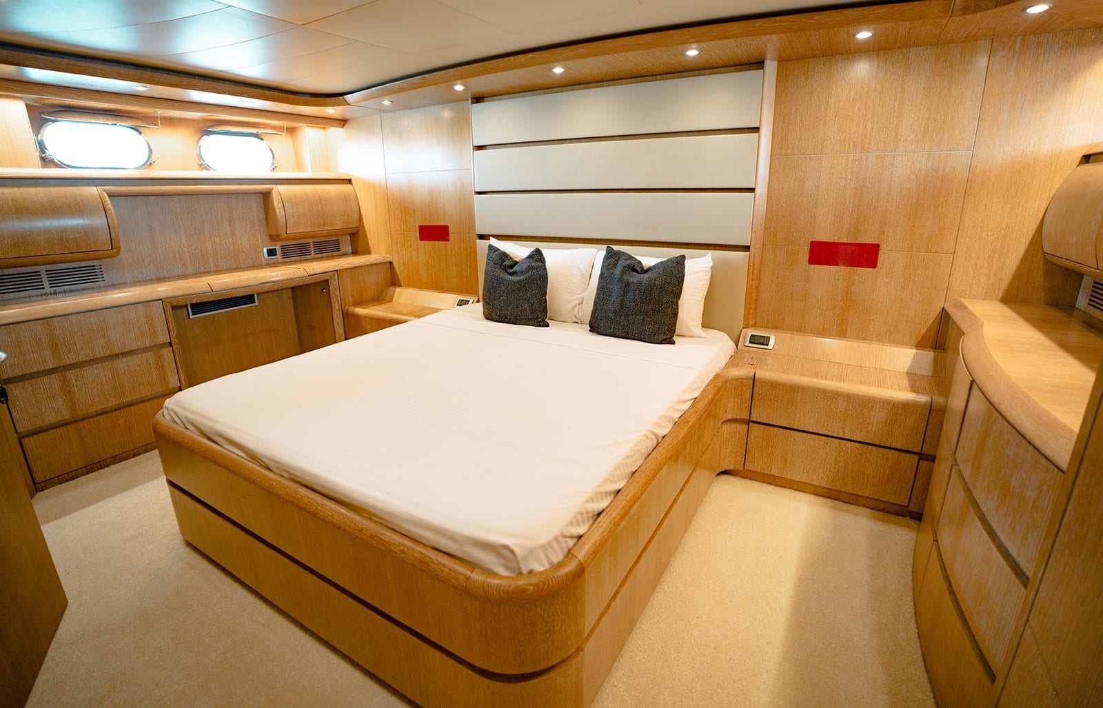 Elara, yate de 82 ft en Dubái — camarote de invitados