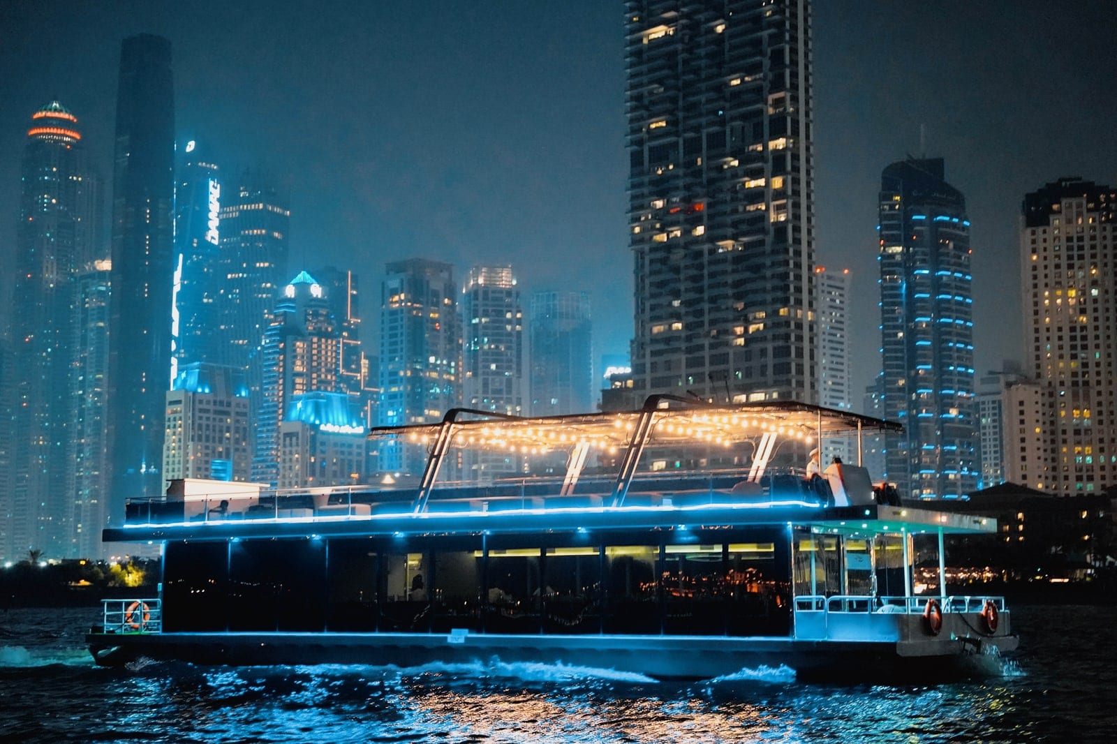 X8, 90 ft Hausboot in Dubai — auf dem Wasser