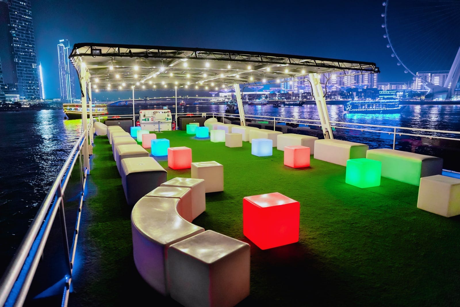 X8, 90 ft Hausboot in Dubai — Lounge an Deck