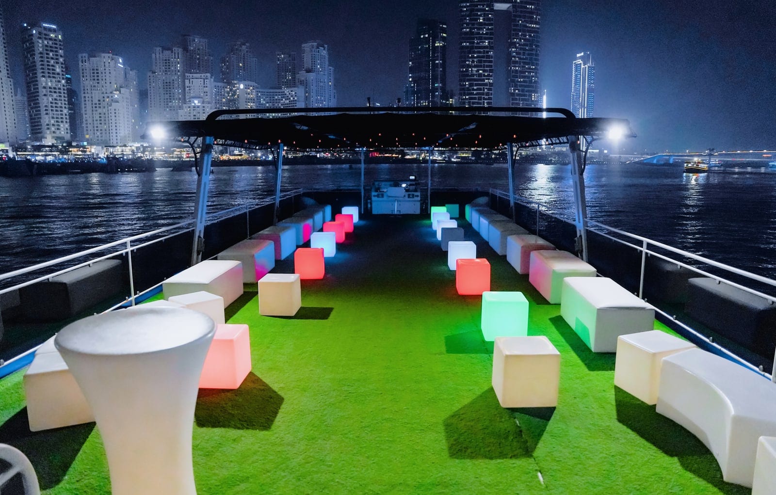 X8, 90 ft Hausboot in Dubai — Sonnendeck