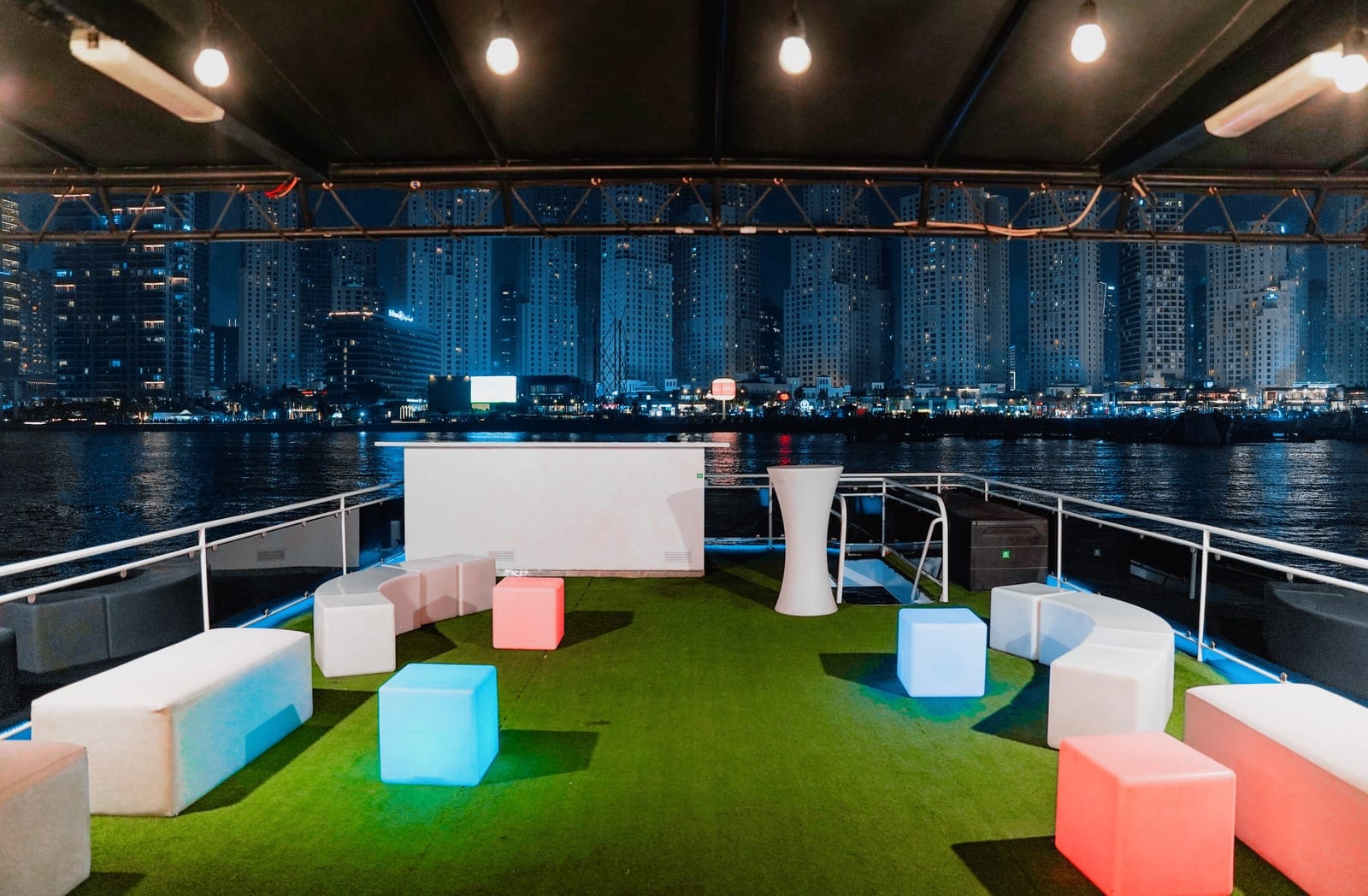 X8, 90 ft Hausboot in Dubai — Skyline-Blick vom Deck