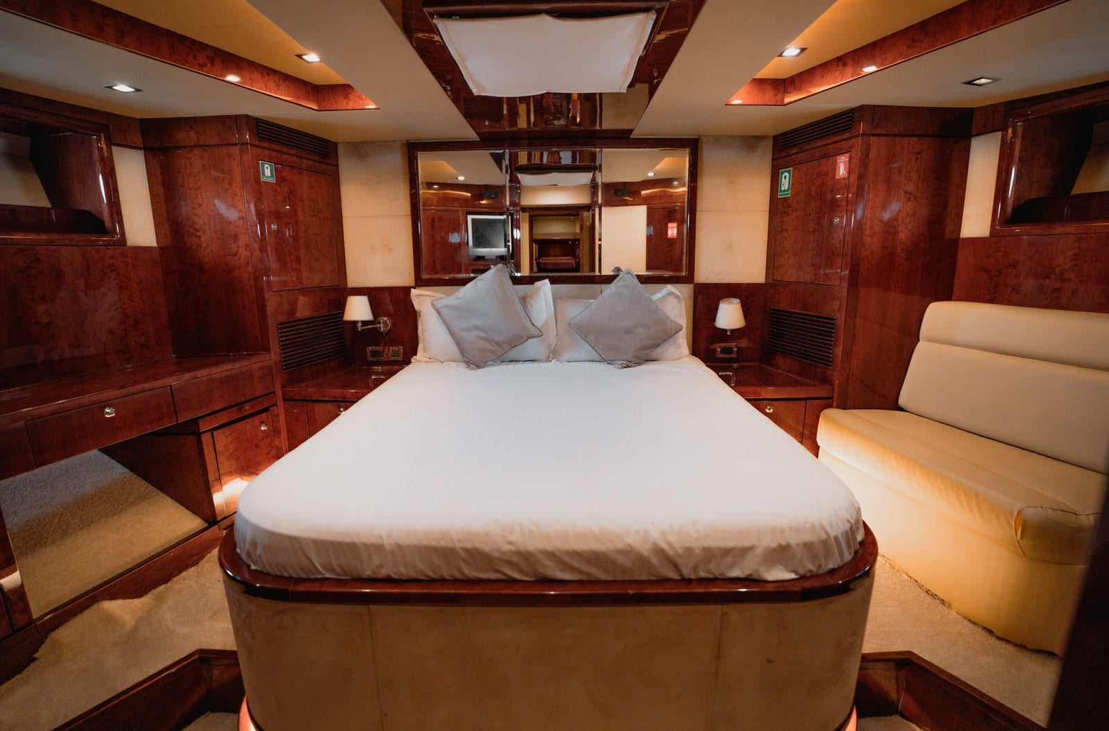 Aura, 90 ft Yacht in Dubai — Eignerkabine