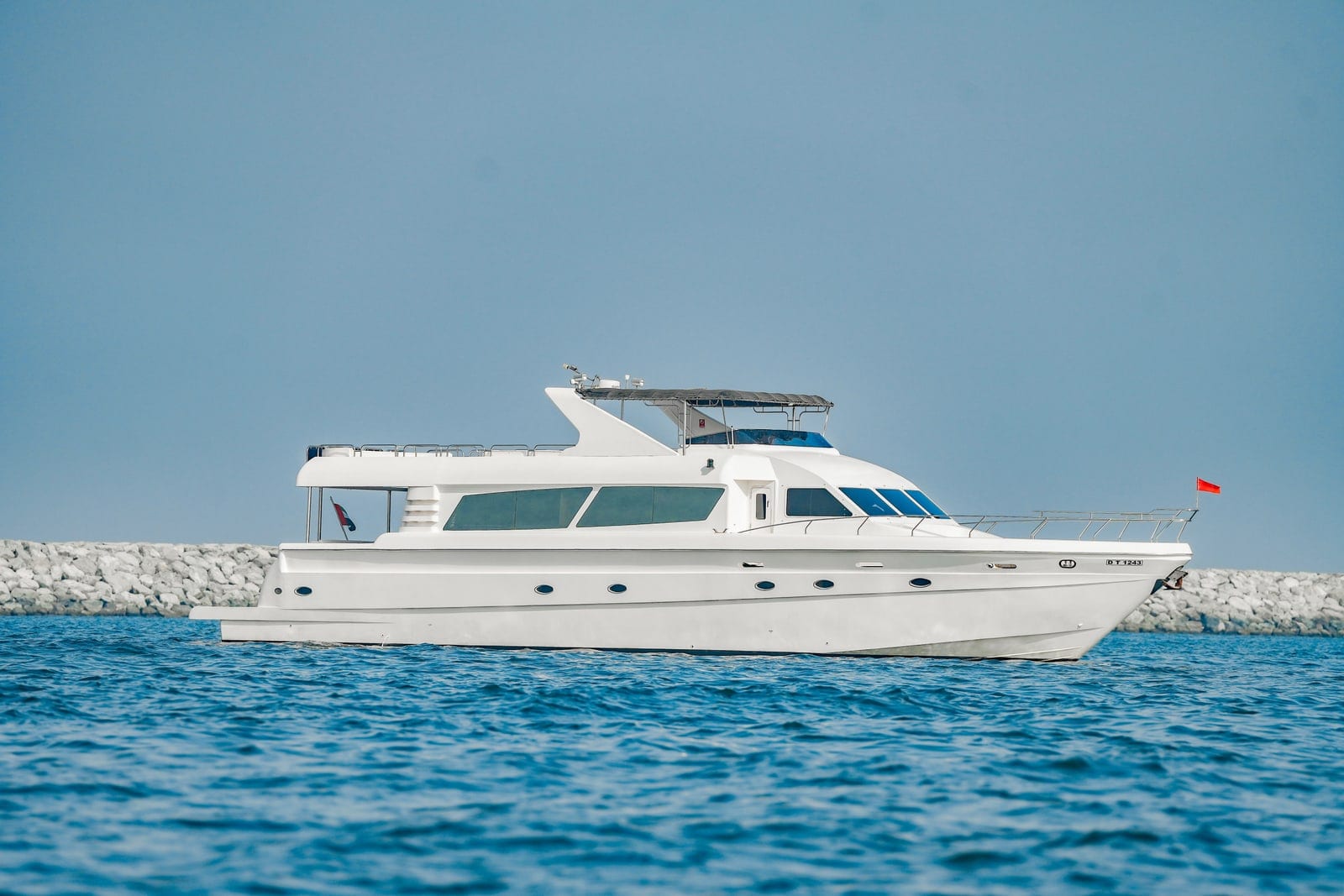 Aura, 90 ft Yacht in Dubai — auf dem Wasser