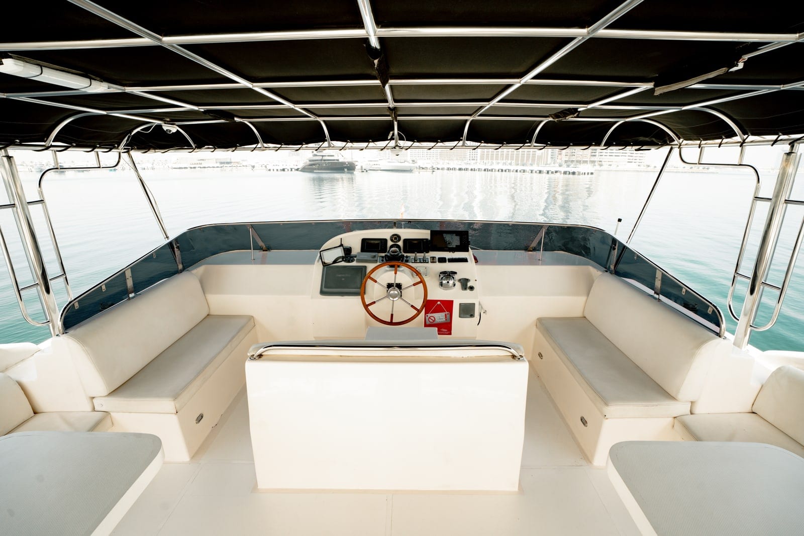 Aura, 90 ft Yacht in Dubai — Steuerstand