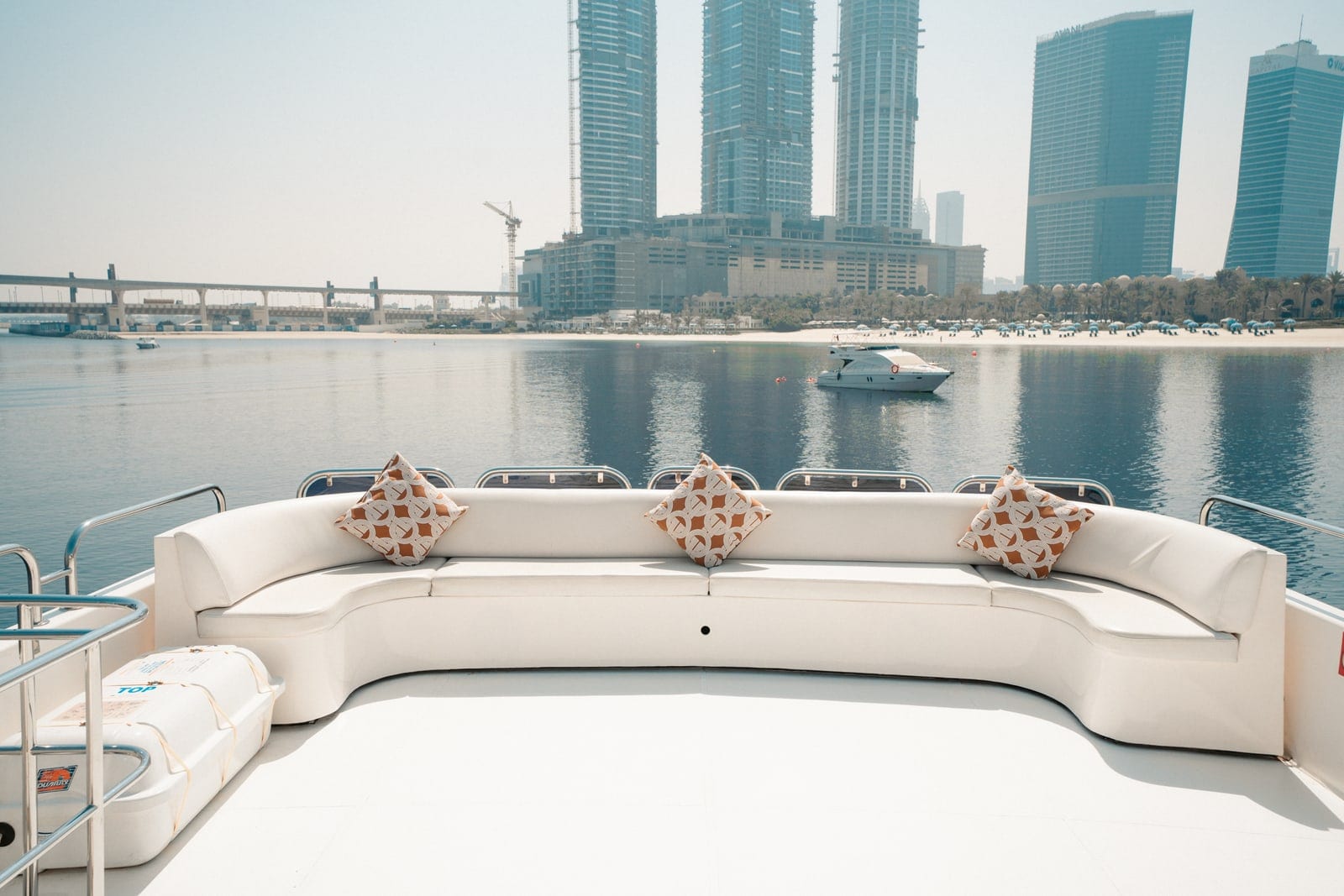 Aura, 90 ft Yacht in Dubai — Sonnendeck