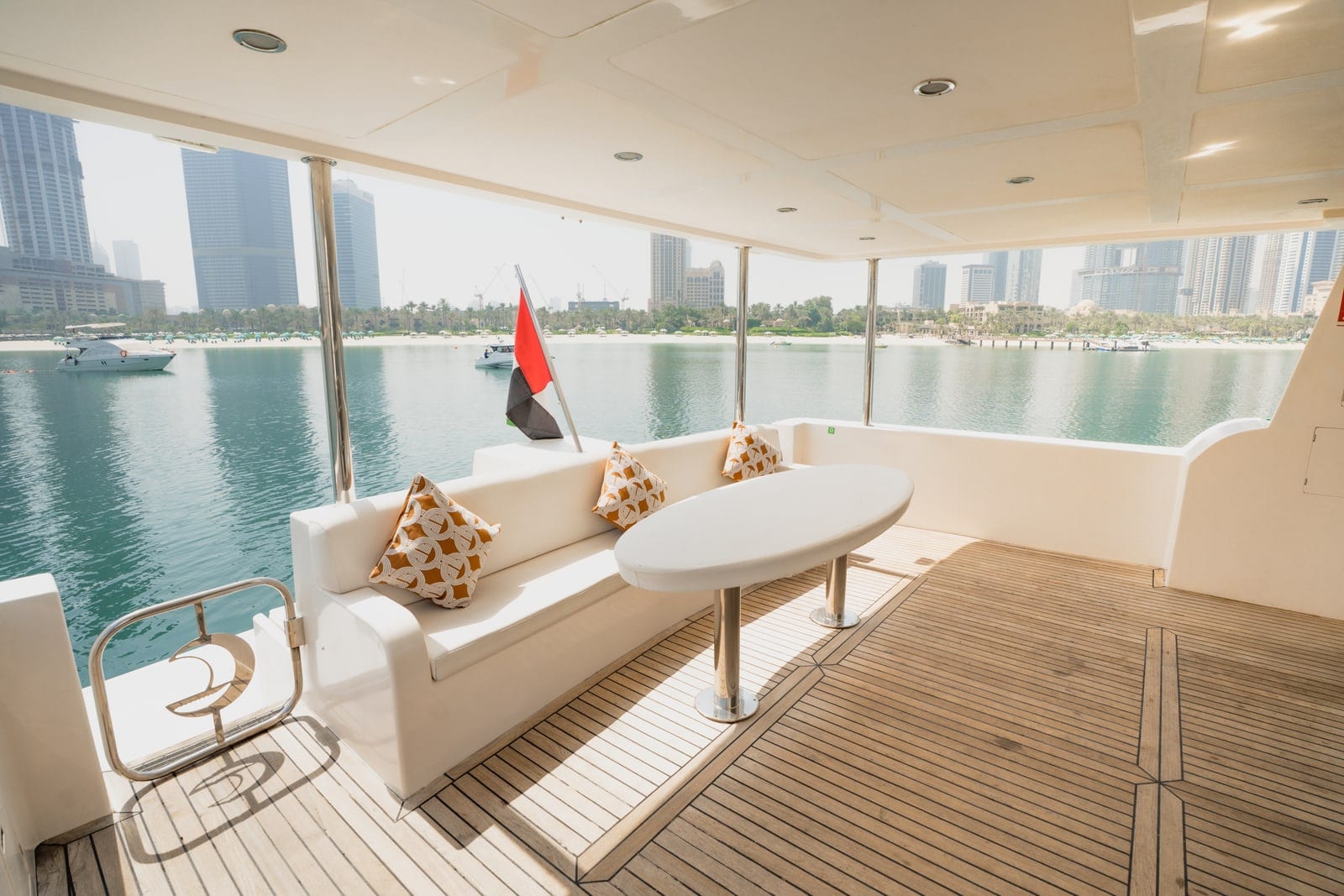 Aura, 90 ft Yacht in Dubai — Achterdeck