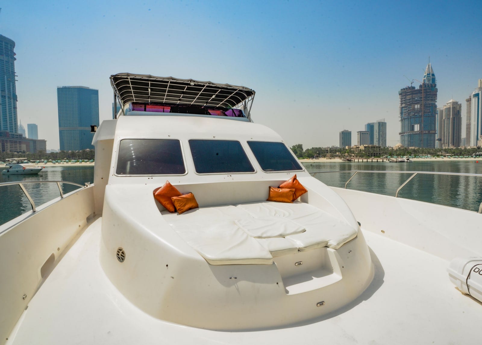 Aura, 90 ft Yacht in Dubai — Lounge am Bug