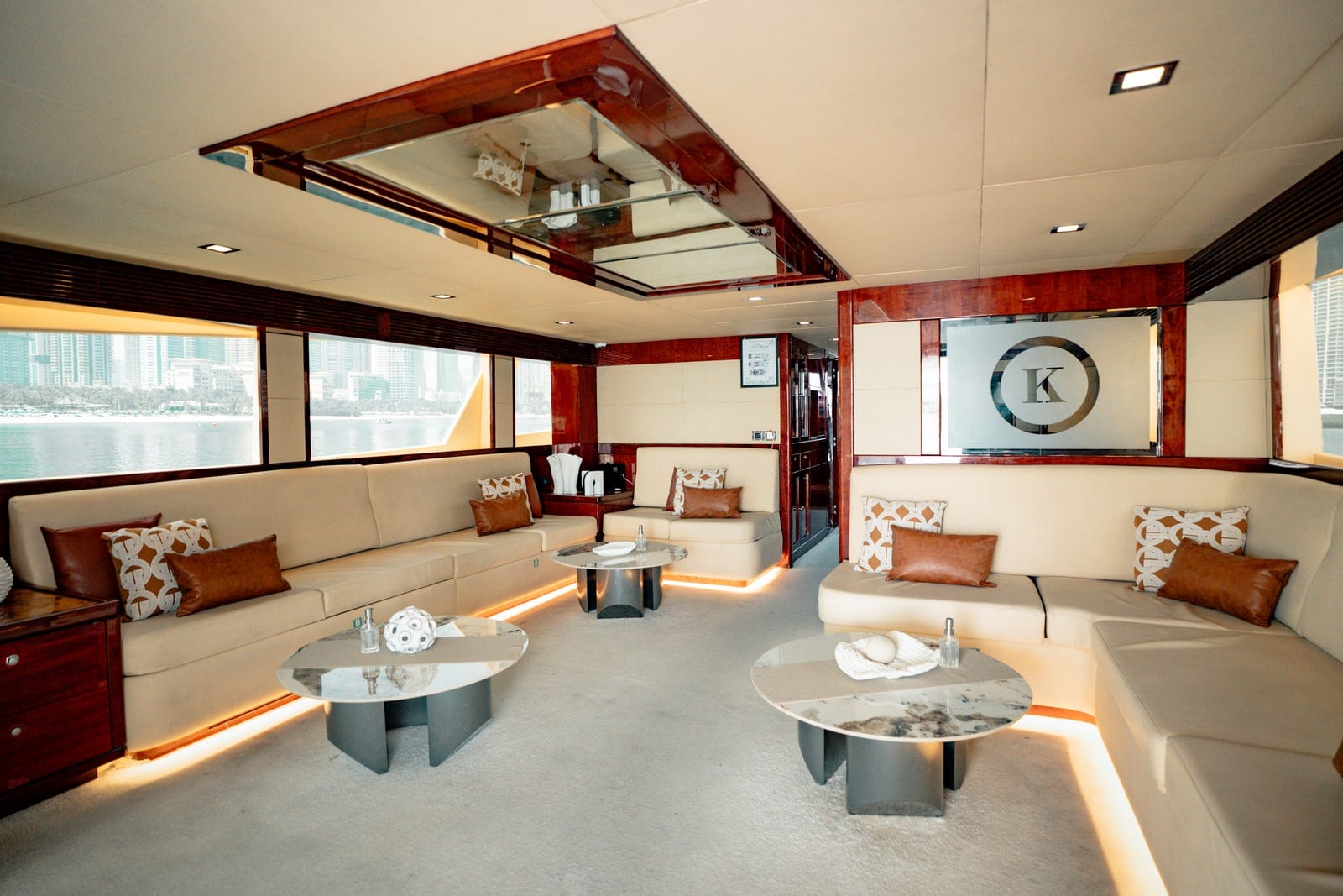 Aura, 90 ft Yacht in Dubai — Hauptsalon